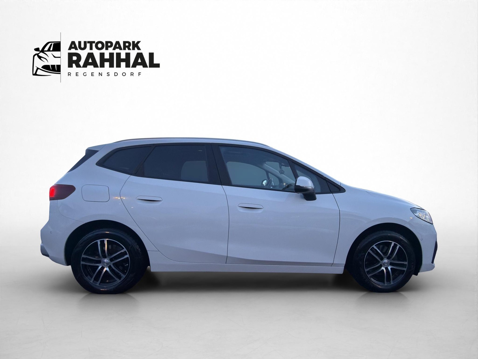BMW 218i Active Tourer-showroom-element-3