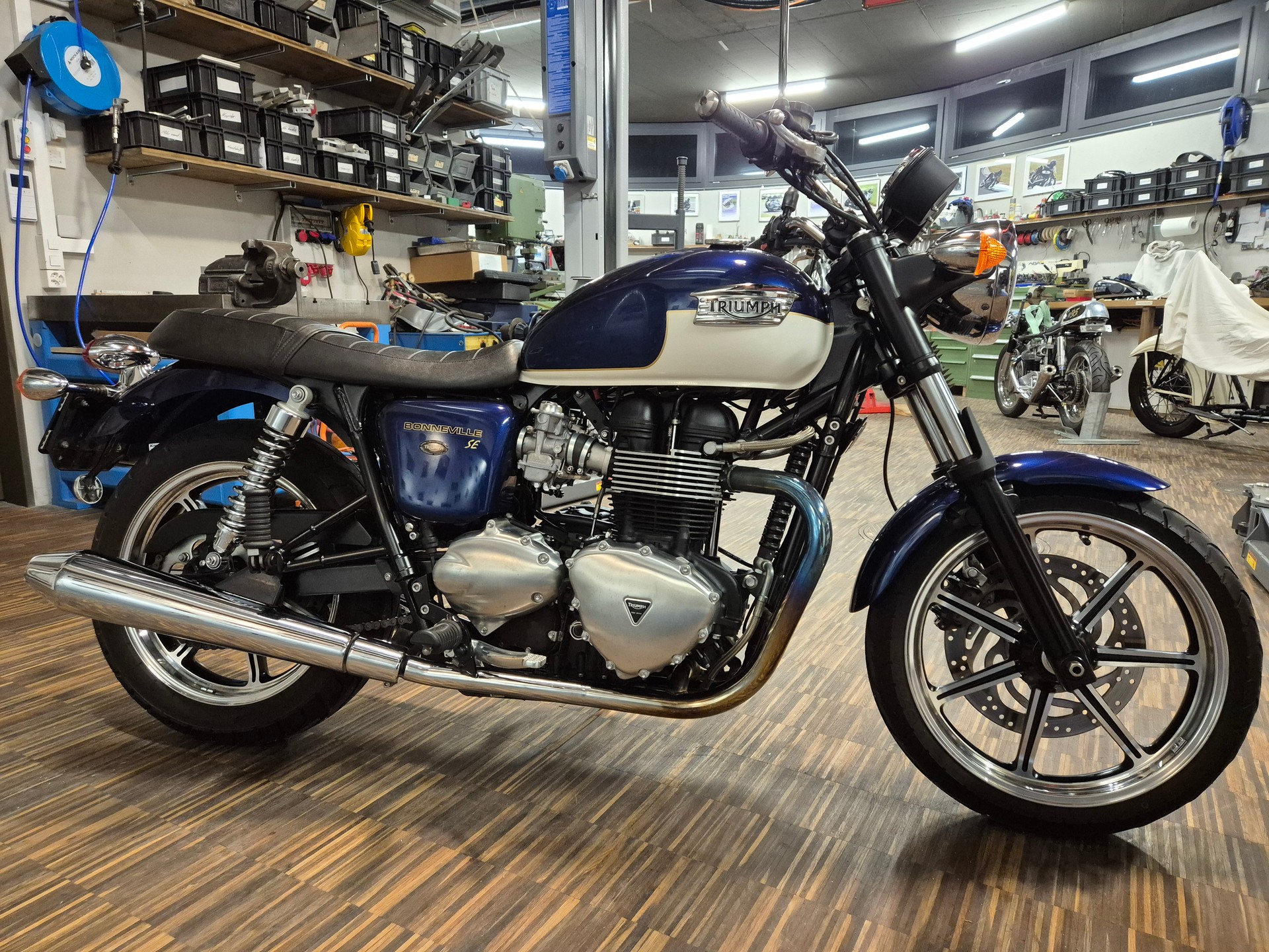 TRIUMPH SE900