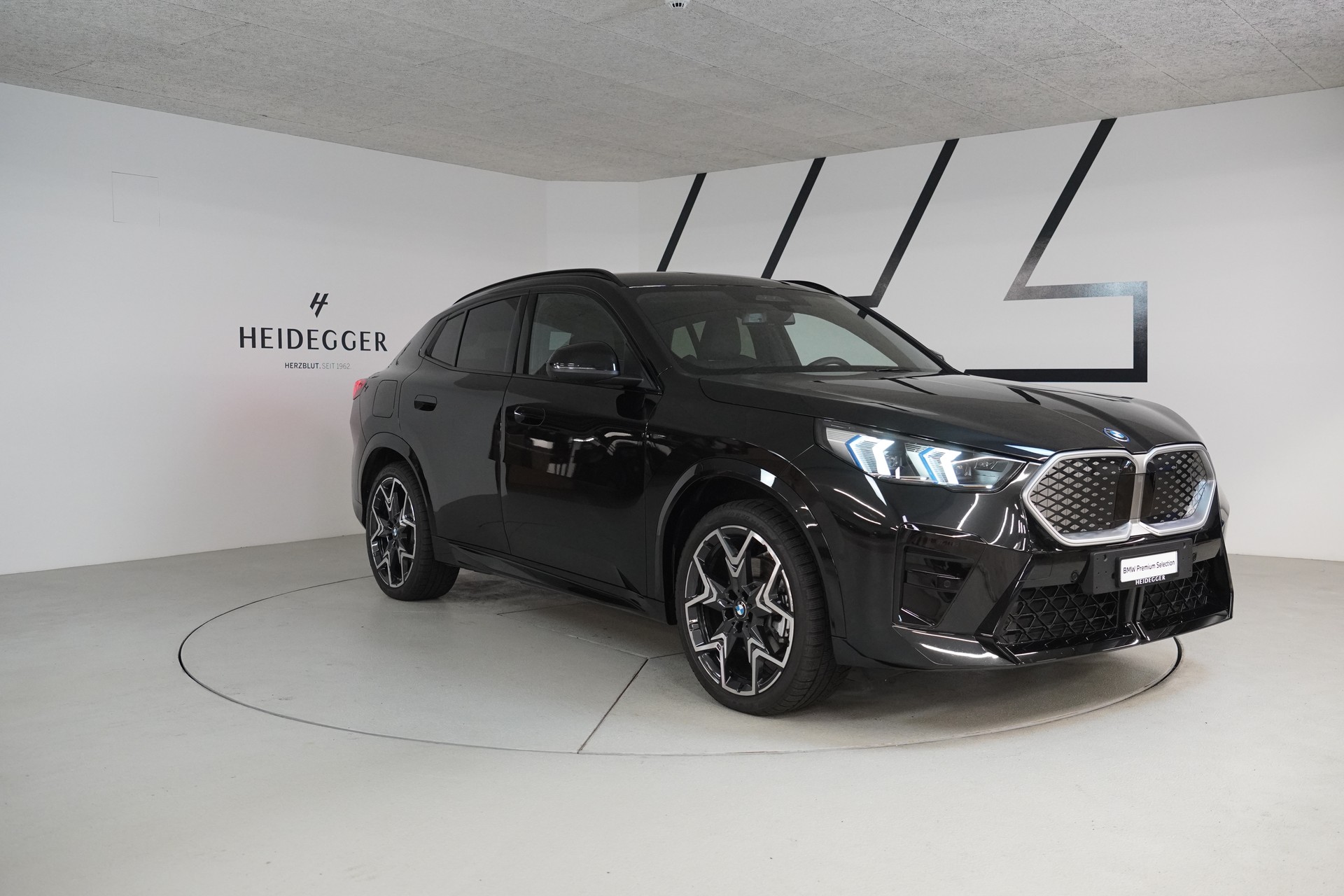 BMW iX2 xDrive 30 M Sport-showroom-element-3
