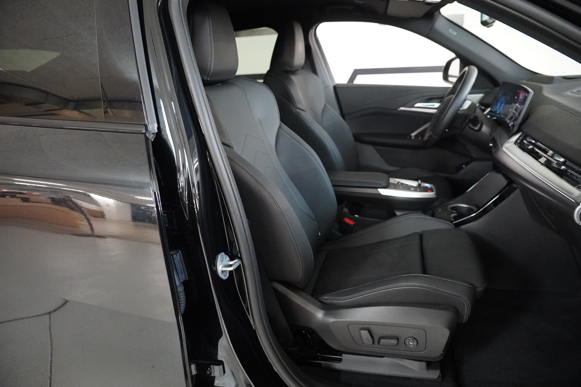 BMW iX2 xDrive 30 M Sport-image-15
