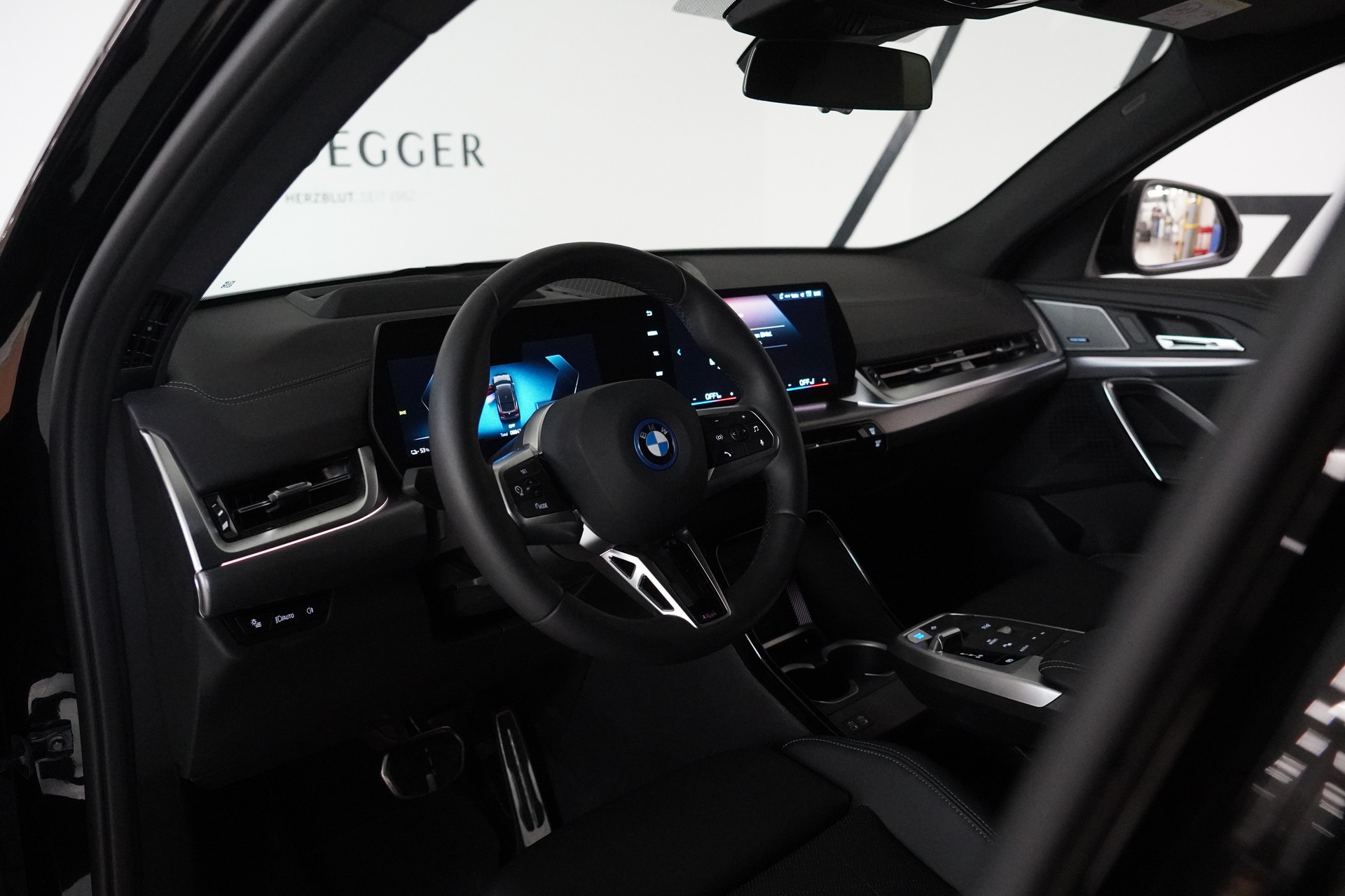 BMW iX2 xDrive 30 M Sport-image-25