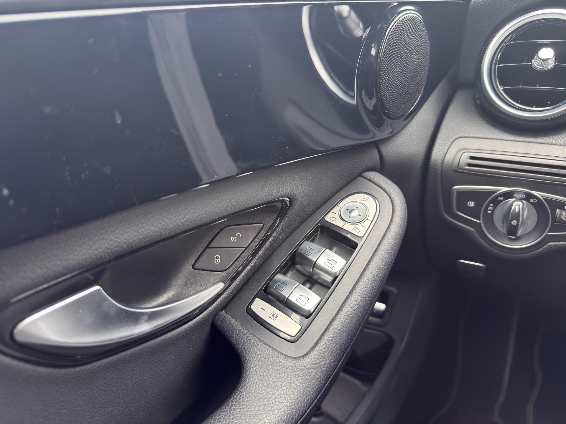 MERCEDES-BENZ C 220 d Avantgarde 4matic Kombi-image-18