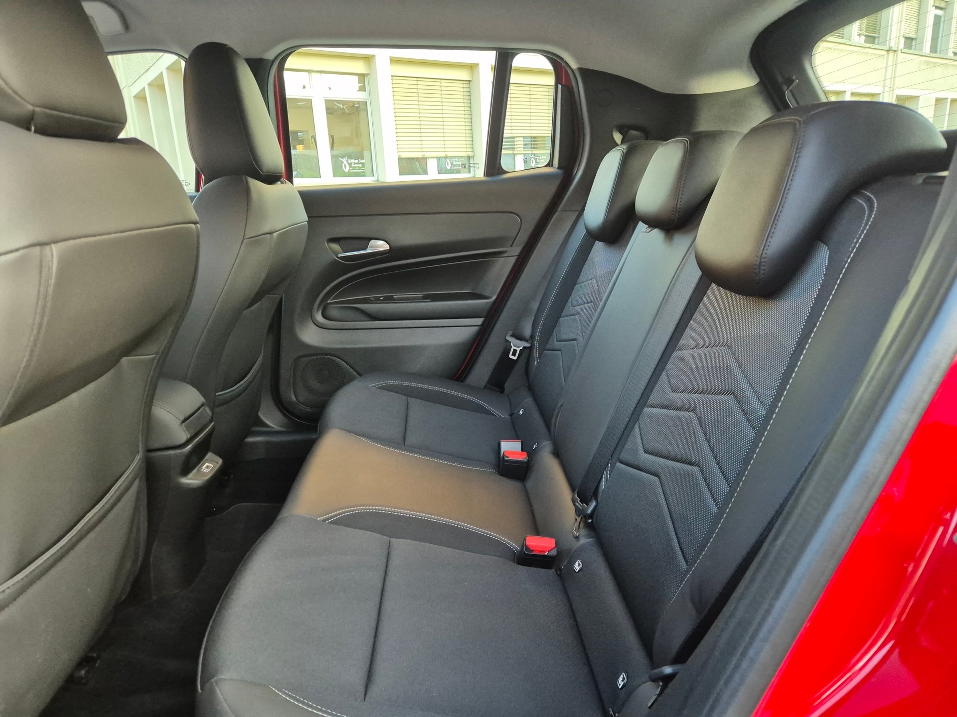 JEEP Avenger 54kWh Altitude Plus-image-10