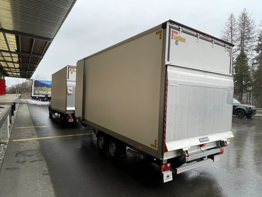 IVECO Daily 35 S 18H A8 Durchlader mit 2x Hebebühnen-image-14