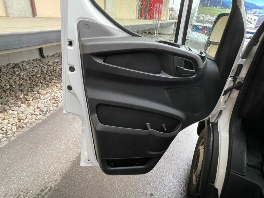 IVECO Daily 35 S 18H A8 Durchlader mit 2x Hebebühnen-image-28