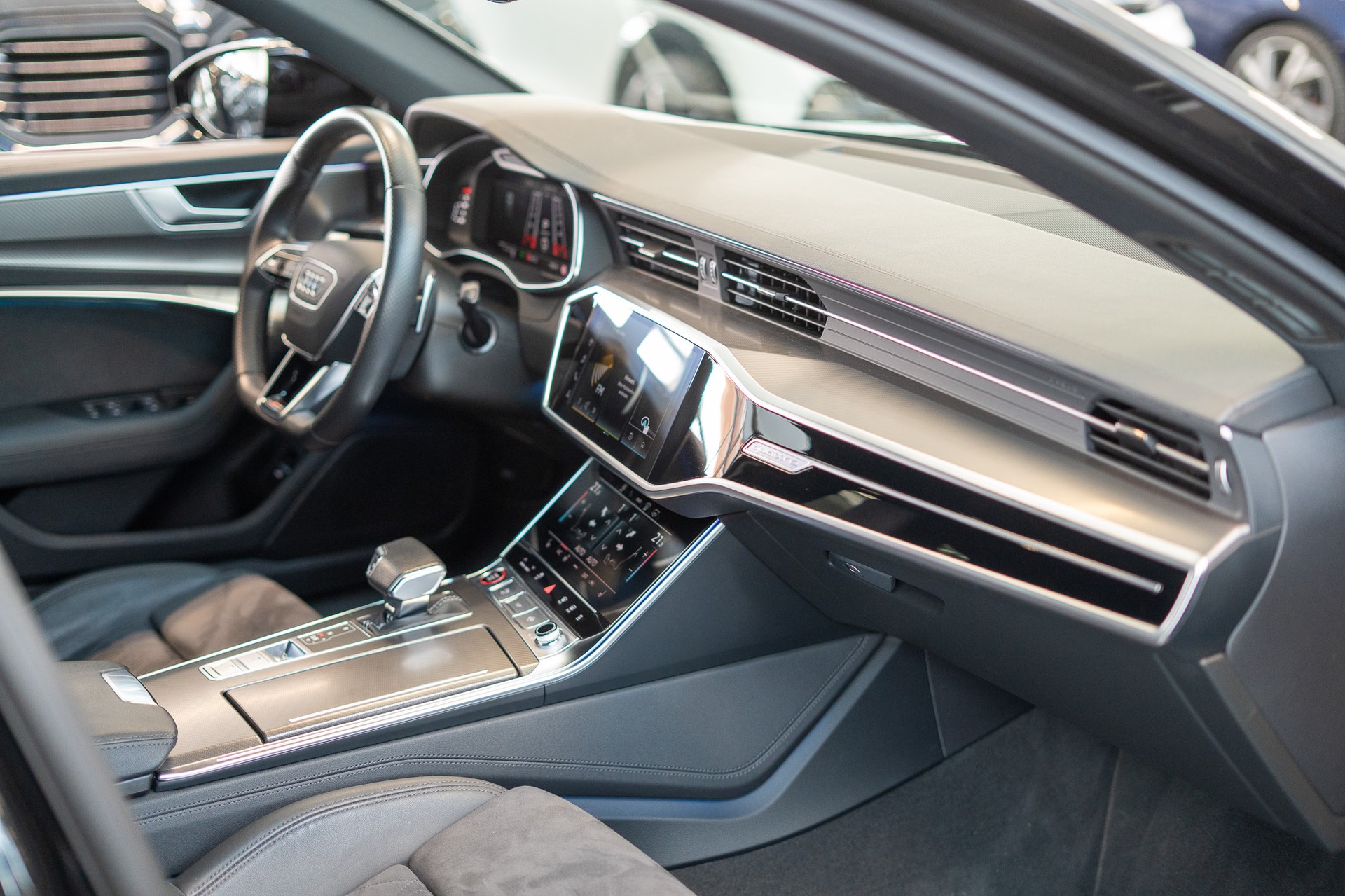 AUDI RS6 Avant 4.0 V8 TFSI quattro T-Tronic / Keramikbremse / HeadUp / 360°Kamera-image-16
