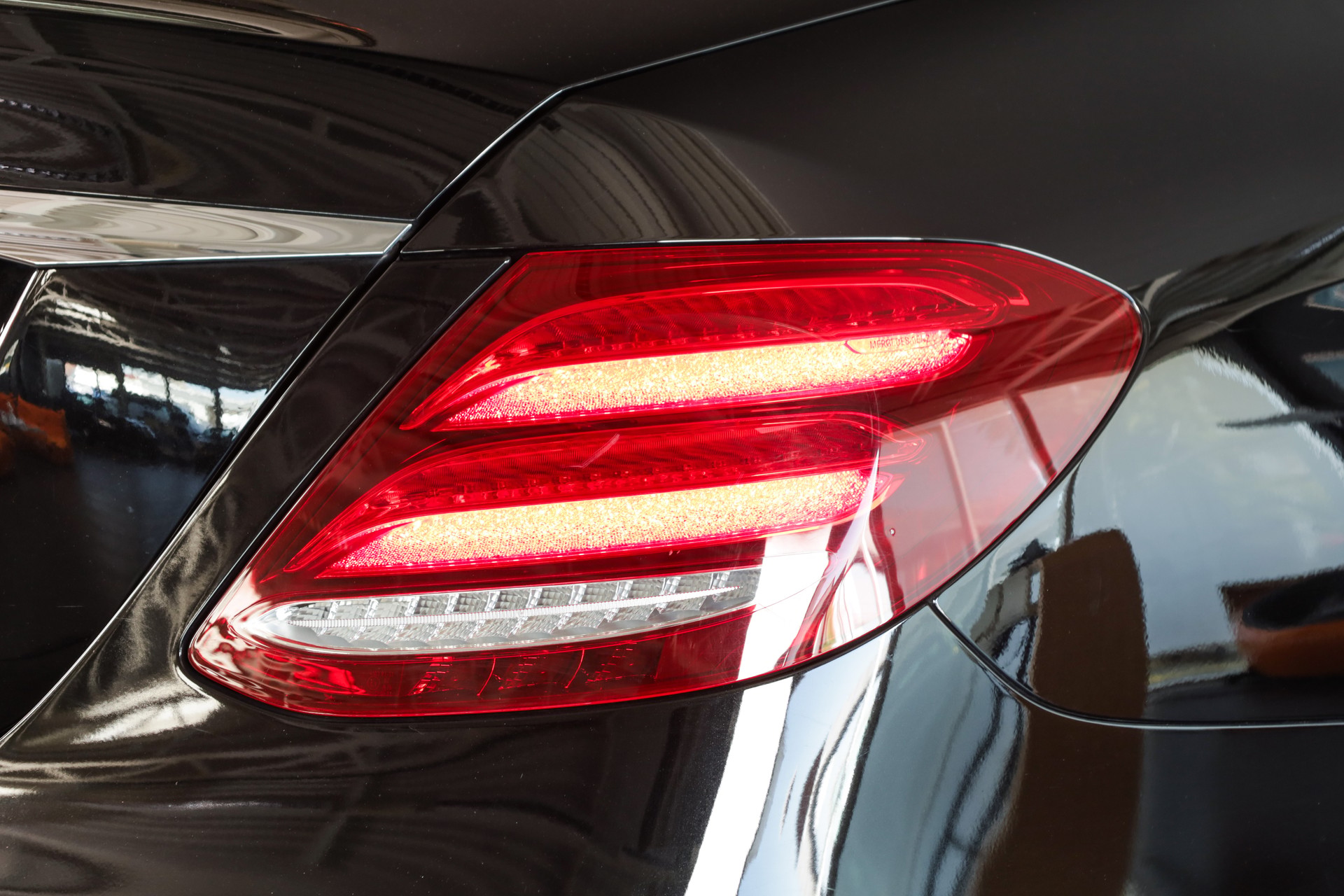 MERCEDES-BENZ E 220 d Avantgarde 9G-Tronic-image-28
