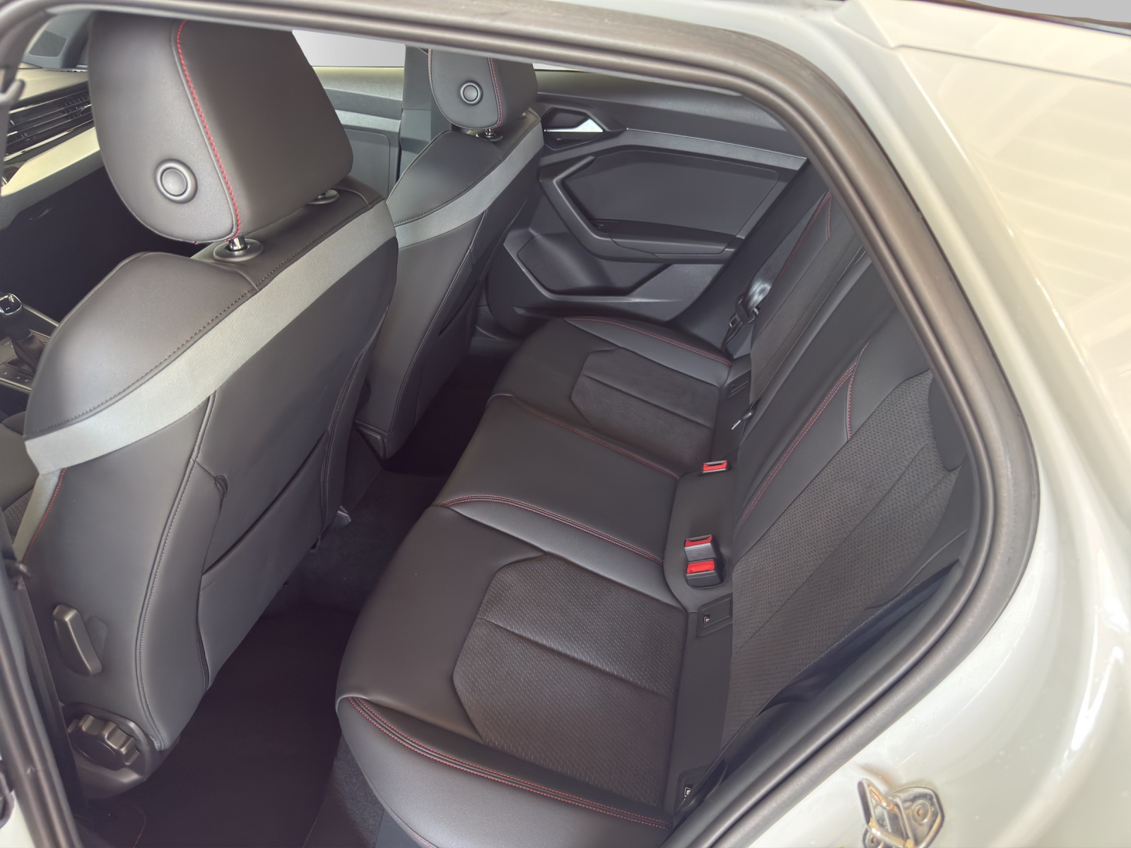 AUDI A1 Sportback 40 TFSI S Line S-tronic, gletscherweiss met.-image-9