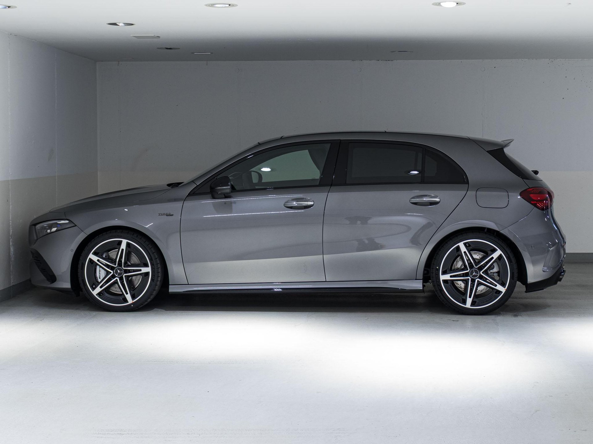 MERCEDES-BENZ A 35 AMG 4MATIC-image-4