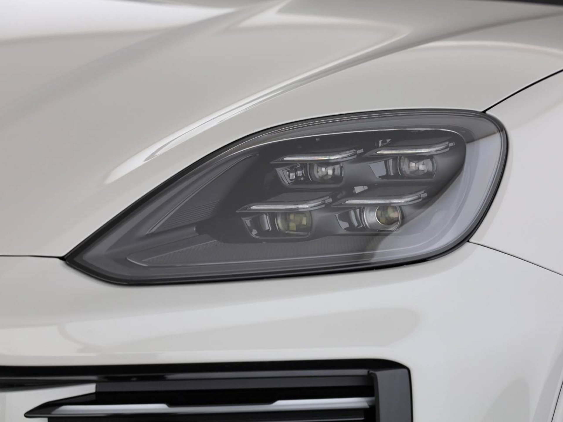 PORSCHE Cayenne Turbo E-Hybrid Coupé-image-8