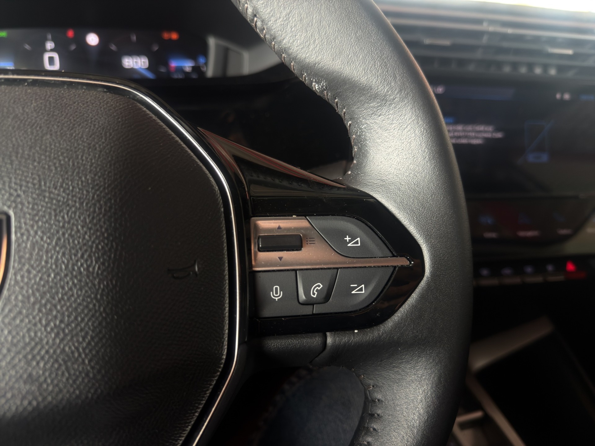 PEUGEOT 308 SW 1.2 PureTech Allure-image-38