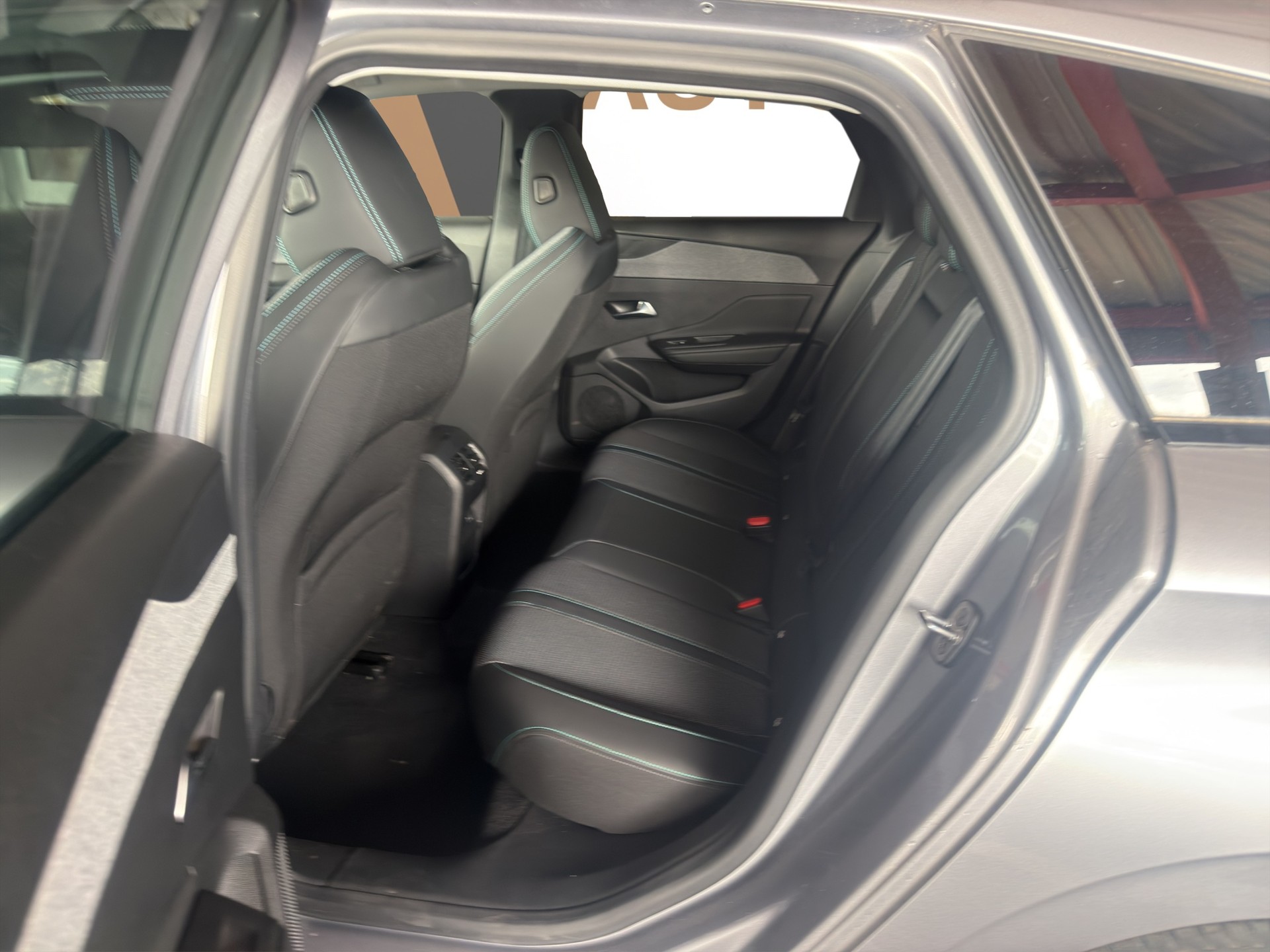 PEUGEOT 308 SW 1.2 PureTech Allure-image-16