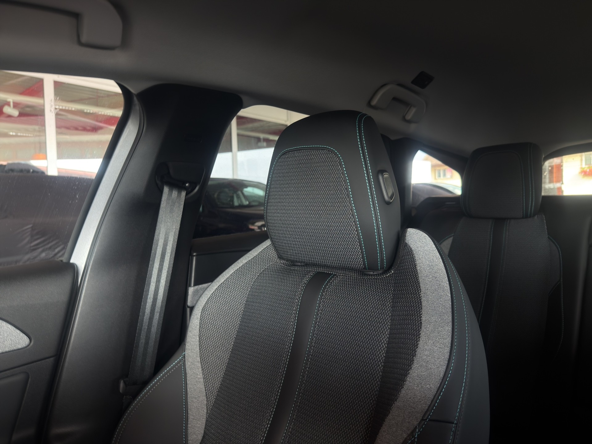 PEUGEOT 308 SW 1.2 PureTech Allure-image-41