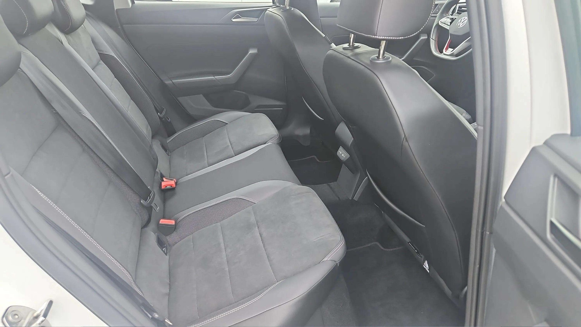 VW Polo 2.0 TSI GTI DSG mit Leder/Alcantara & Rückfahrkamera + 18" Alufelgen-image-13