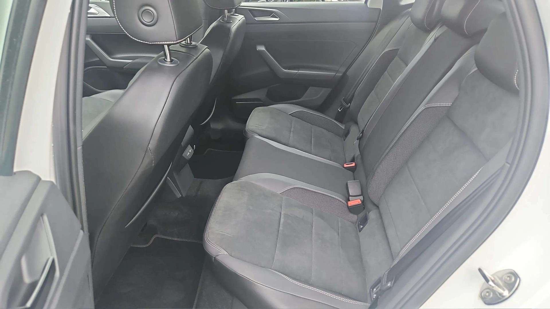 VW Polo 2.0 TSI GTI DSG mit Leder/Alcantara & Rückfahrkamera + 18" Alufelgen-image-12