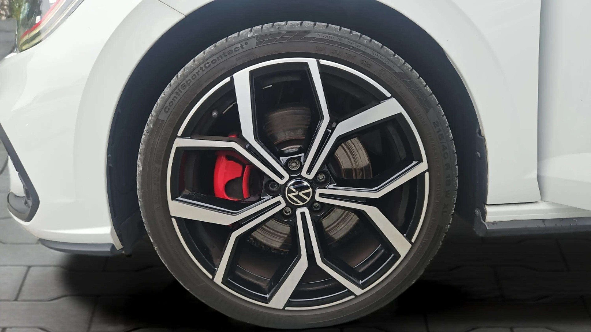 VW Polo 2.0 TSI GTI DSG mit Leder/Alcantara & Rückfahrkamera + 18" Alufelgen-image-32