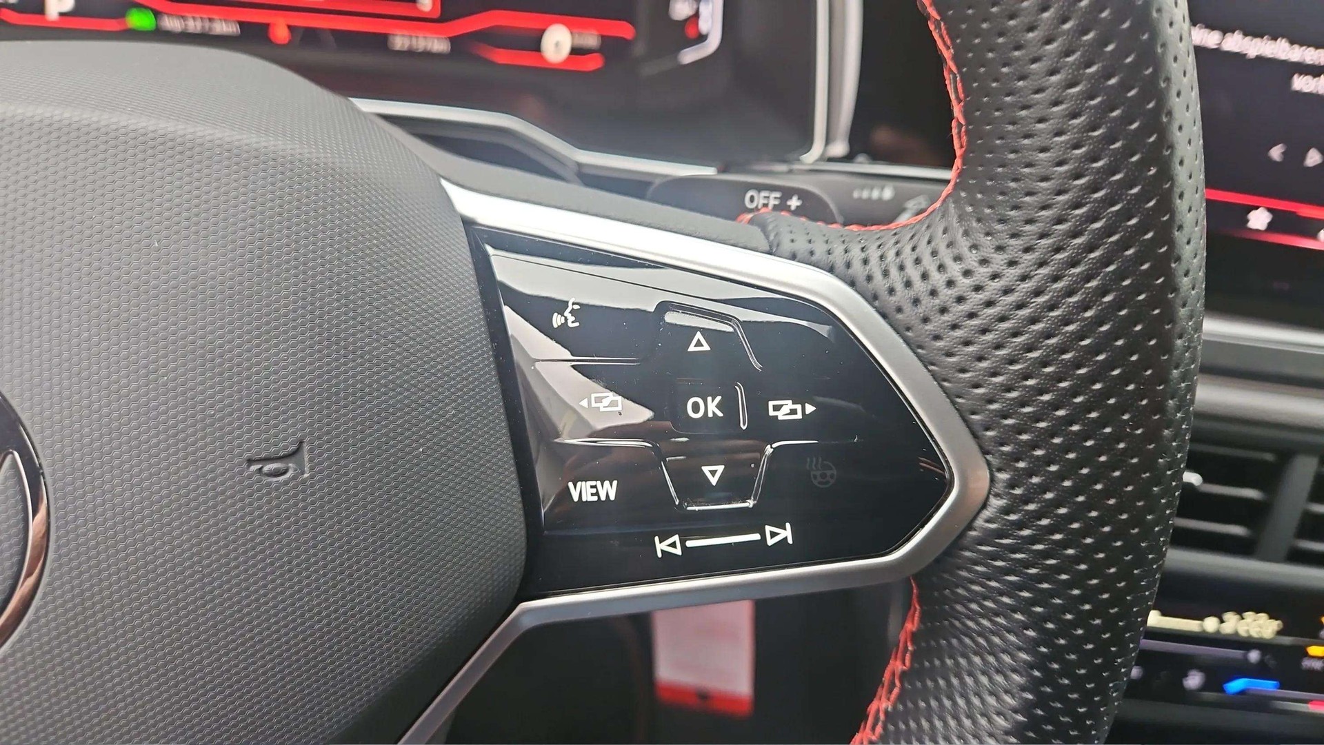 VW Polo 2.0 TSI GTI DSG mit Leder/Alcantara & Rückfahrkamera + 18" Alufelgen-image-30