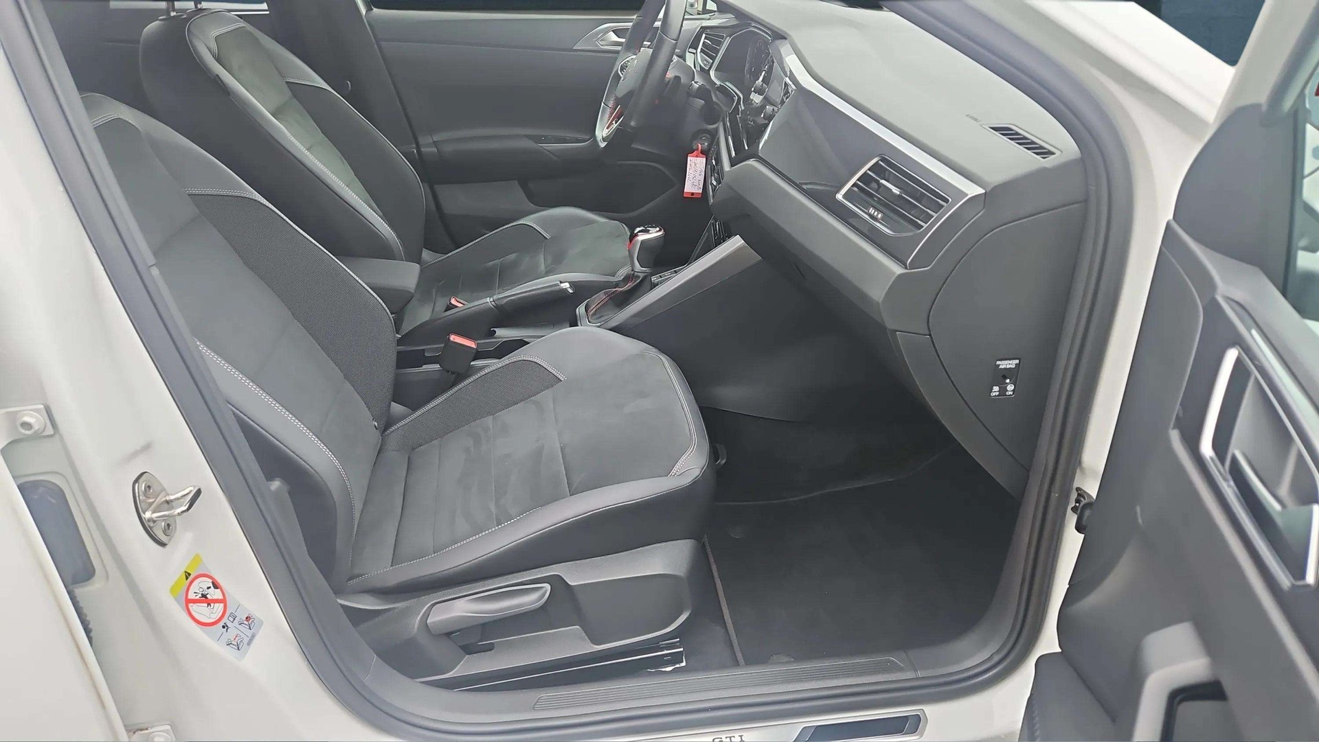VW Polo 2.0 TSI GTI DSG mit Leder/Alcantara & Rückfahrkamera + 18" Alufelgen-image-11