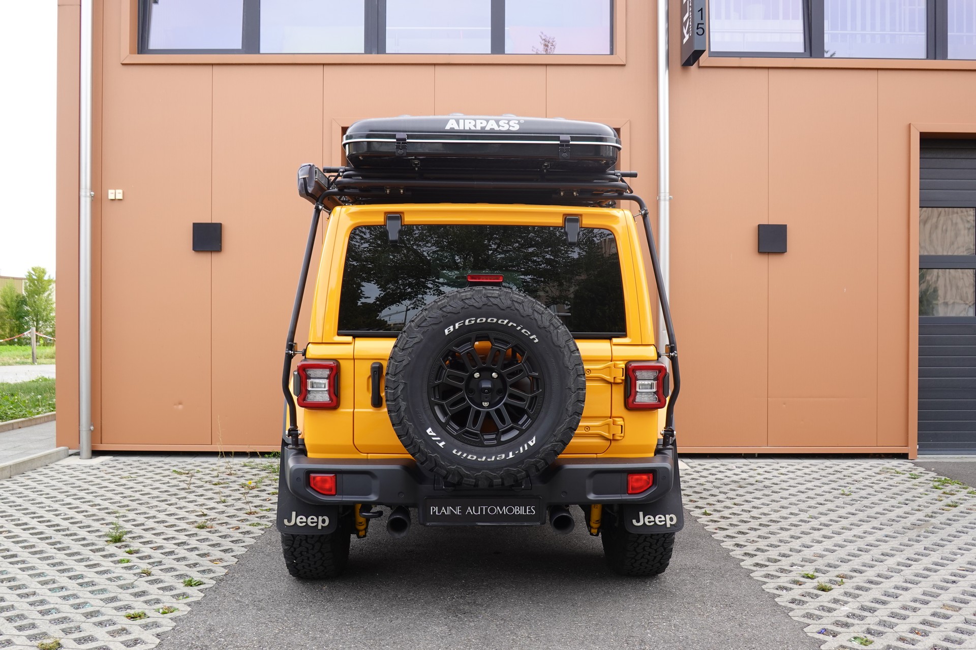 JEEP Wrangler 2.0 Sahara "CH Auto * Camera * Sièges chauffant * Capteur avant/arrière * Intérieur Cuir * Full prépare camping *"-image-8
