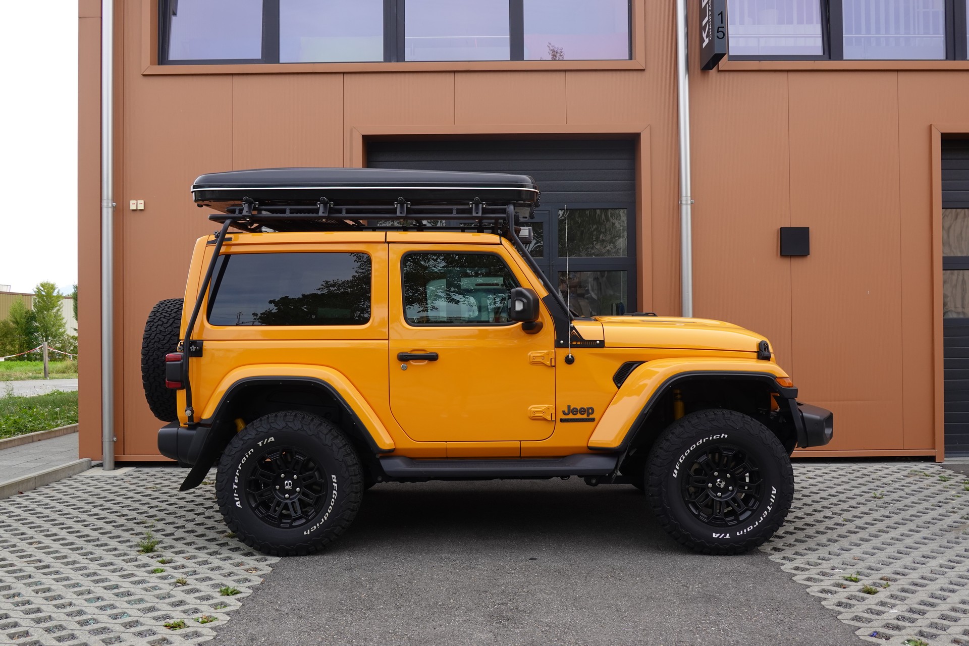 JEEP Wrangler 2.0 Sahara "CH Auto * Camera * Sièges chauffant * Capteur avant/arrière * Intérieur Cuir * Full prépare camping *"-showroom-element-3