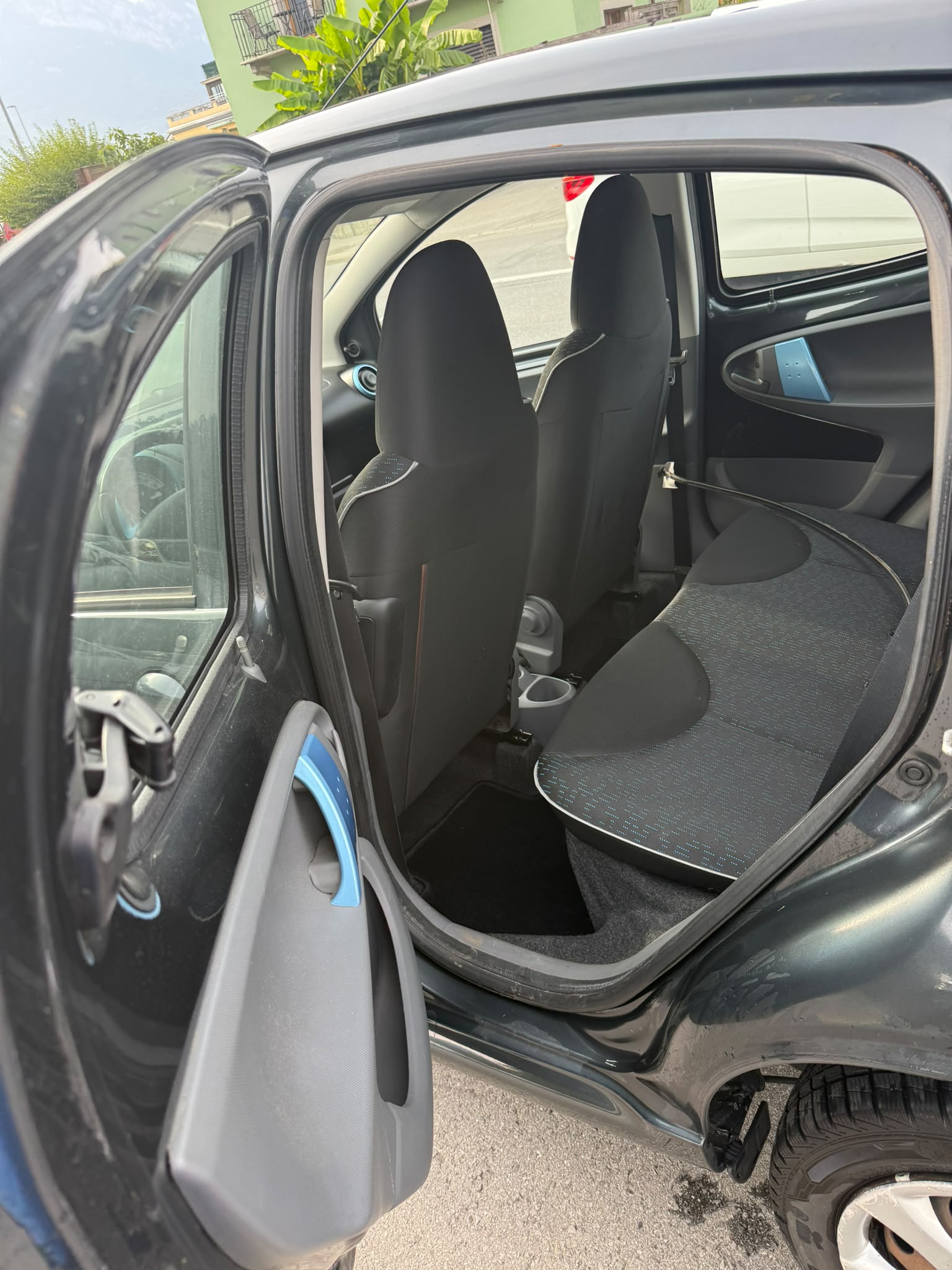 PEUGEOT 107 1.0 Swiss Edition-image-9