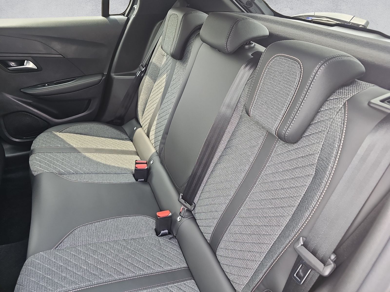 PEUGEOT 208 1.2 MHEV 110 Allure Premium - Bärn Edition-image-13