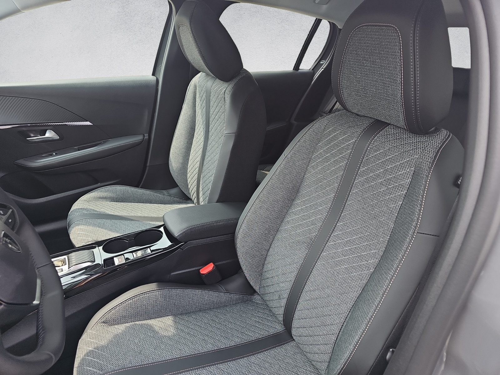 PEUGEOT 208 1.2 MHEV 110 Allure Premium - Bärn Edition-image-12