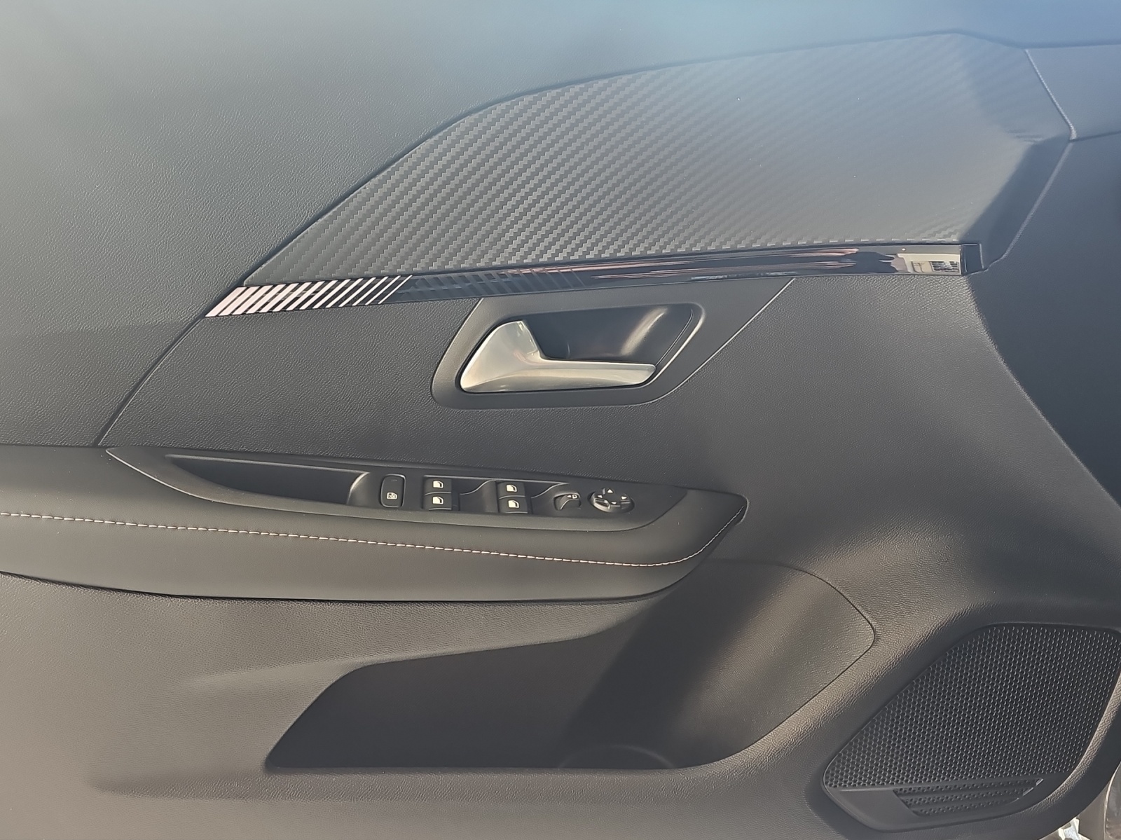 PEUGEOT 208 1.2 MHEV 110 Allure Premium - Bärn Edition-image-14