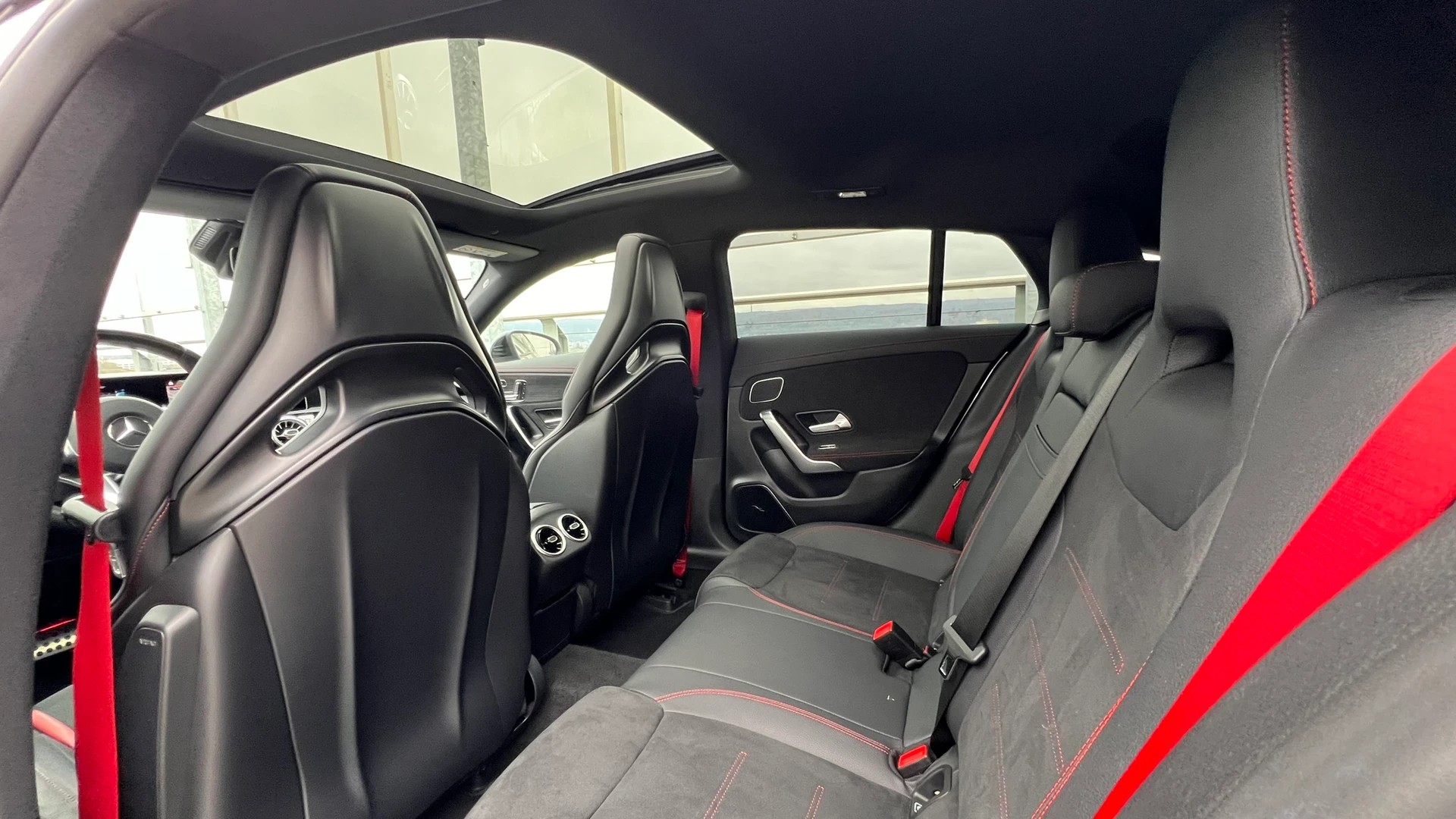 MERCEDES-BENZ CLA SHOOTING BRAKE 35 AMG NIGHT 4MATIC 7G-DCT l 306 PS-image-21