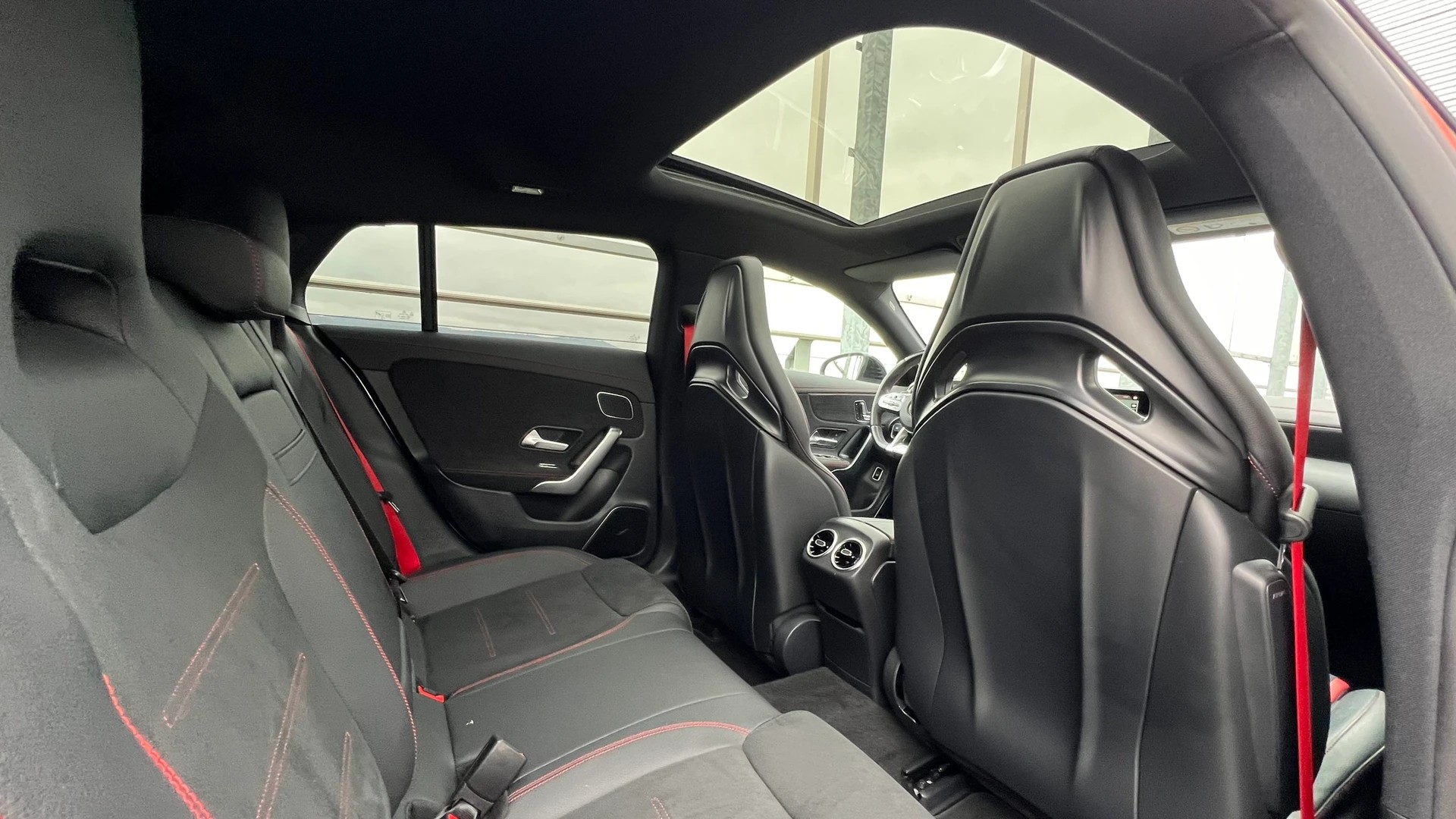 MERCEDES-BENZ CLA SHOOTING BRAKE 35 AMG NIGHT 4MATIC 7G-DCT l 306 PS-image-26
