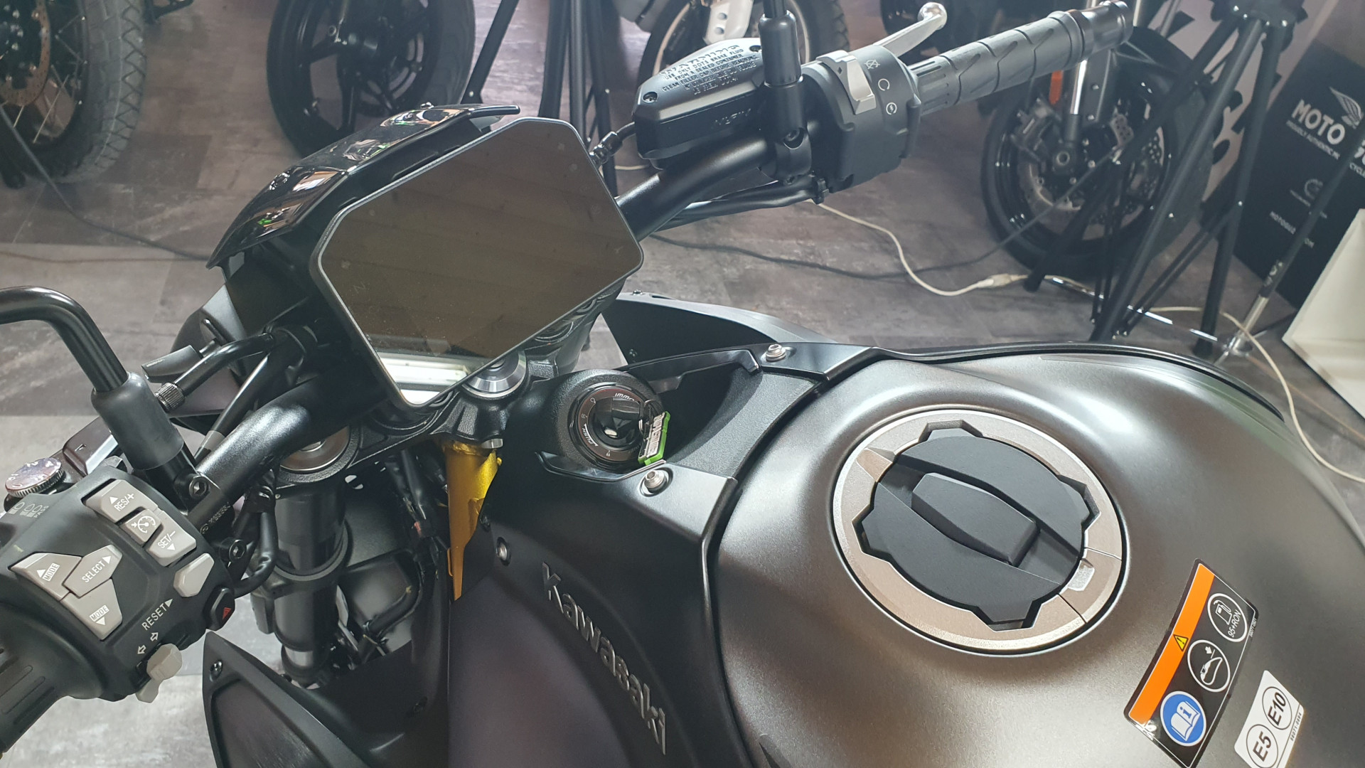 KAWASAKI Z 900-image-8