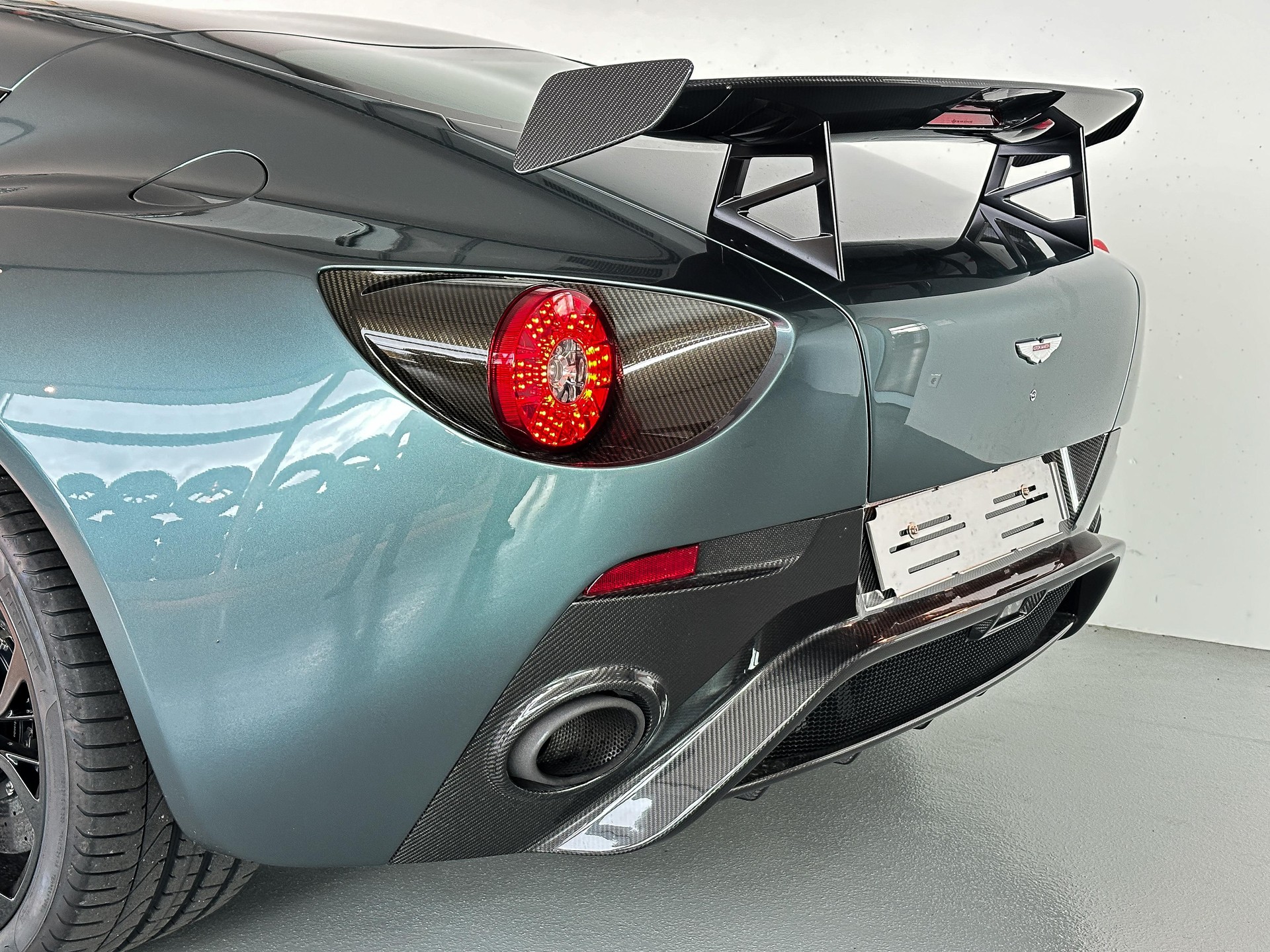 ASTON MARTIN V12 Vantage Coupé 6.0-image-8