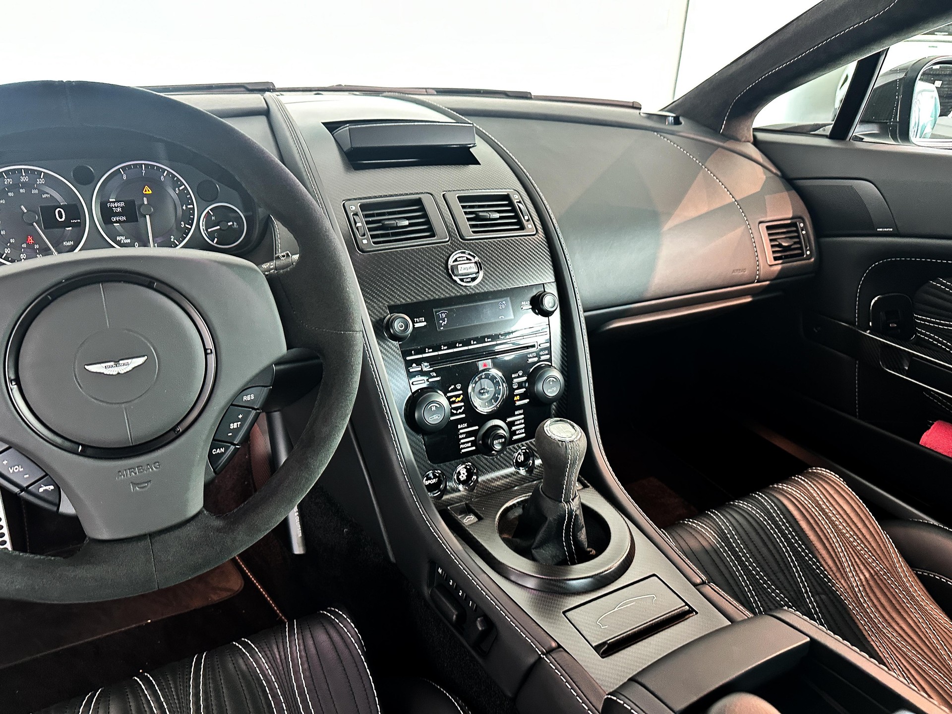 ASTON MARTIN V12 Vantage Coupé 6.0-image-11