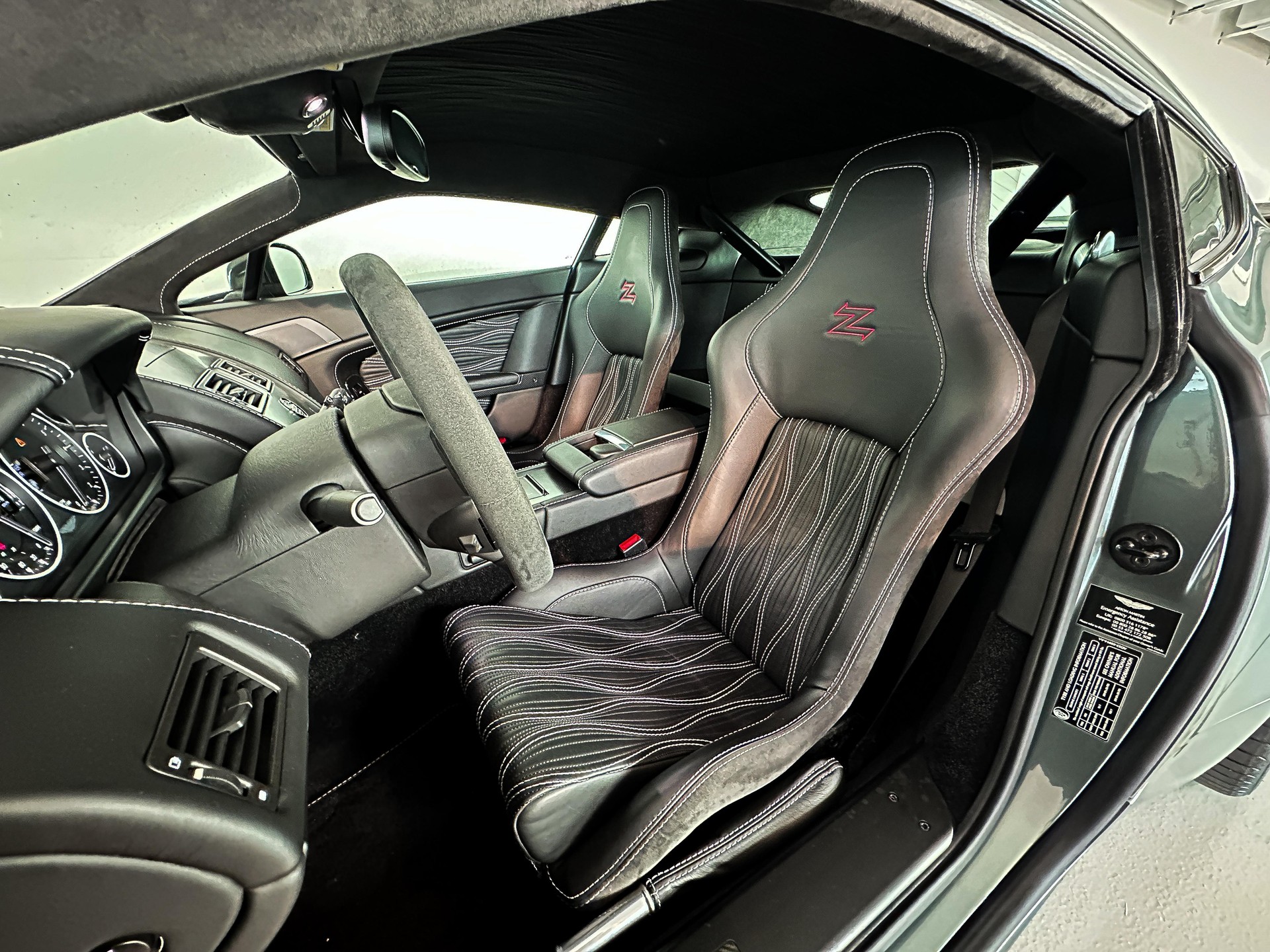 ASTON MARTIN V12 Vantage Coupé 6.0-image-12