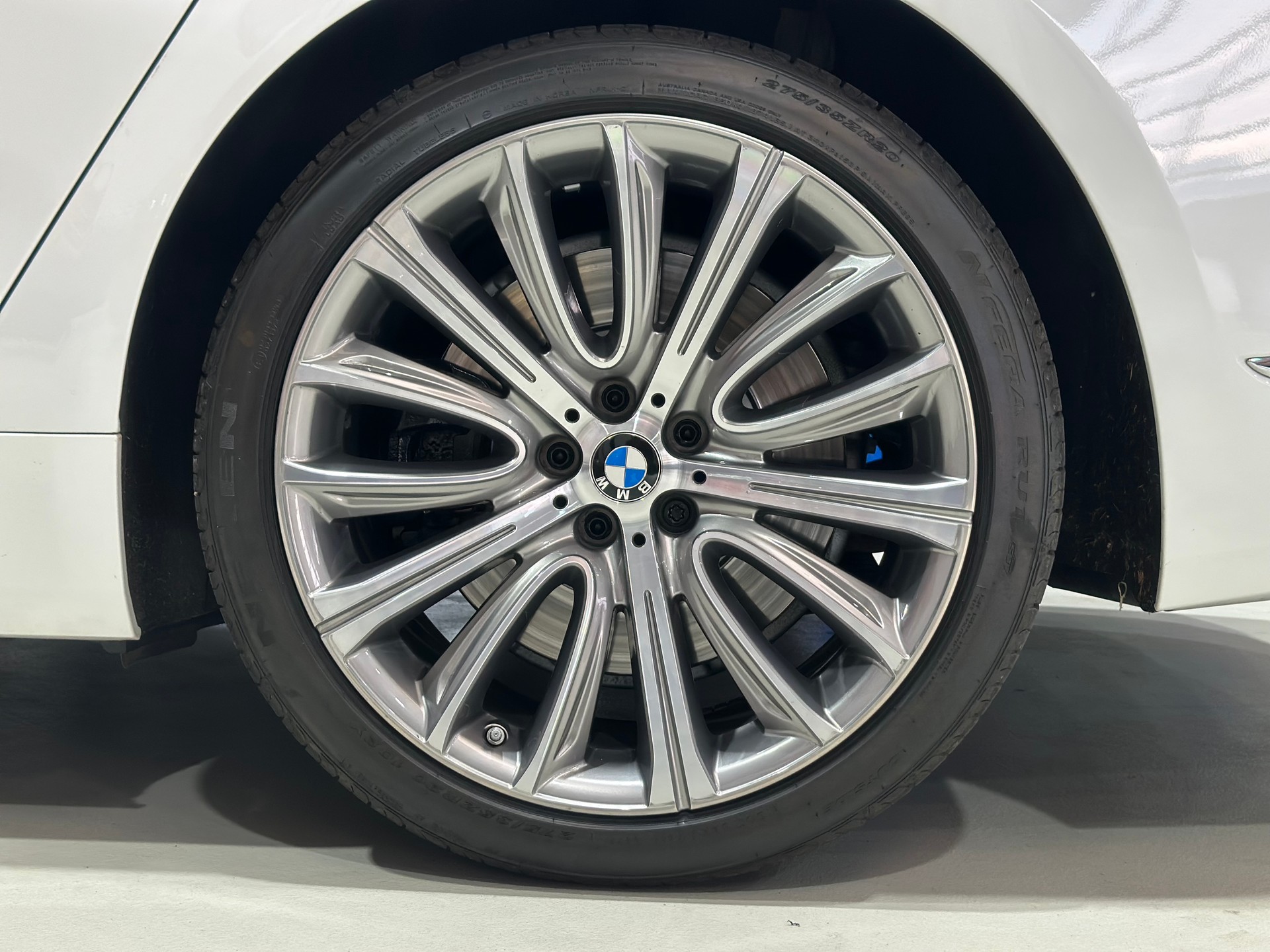BMW 750i xDrive Steptronic-image-26