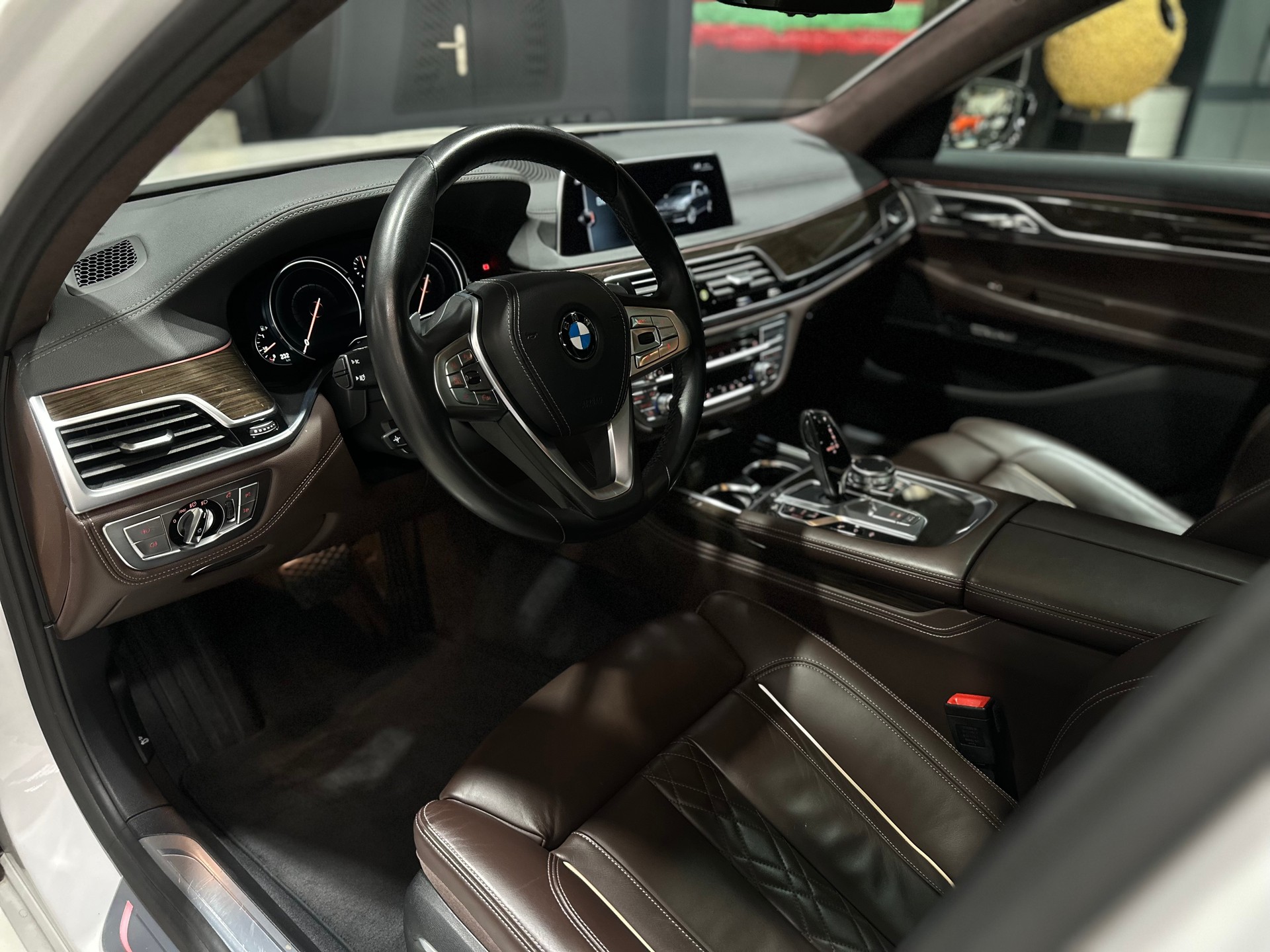 BMW 750i xDrive Steptronic-image-18