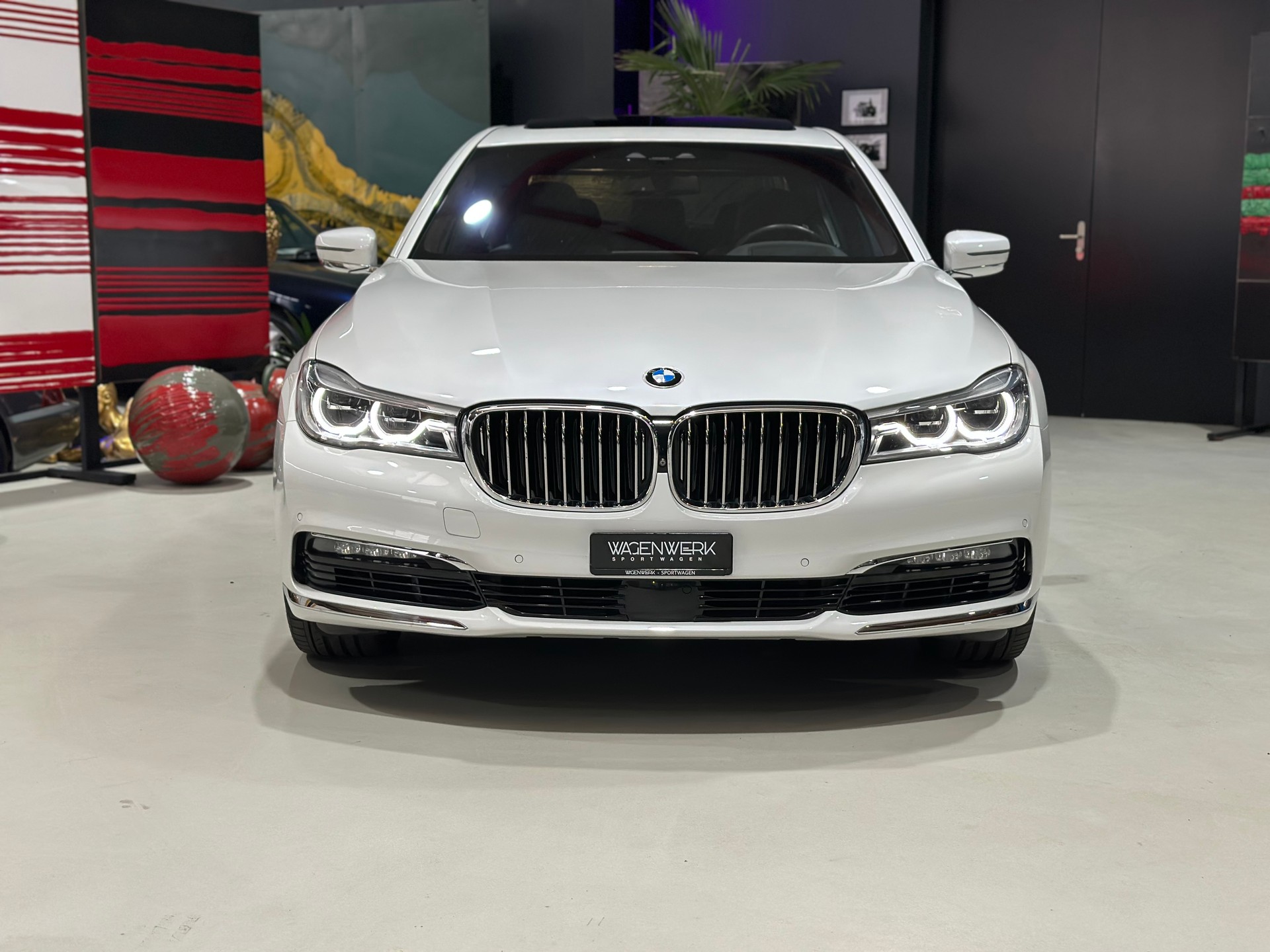 BMW 750i xDrive Steptronic-showroom-element-2