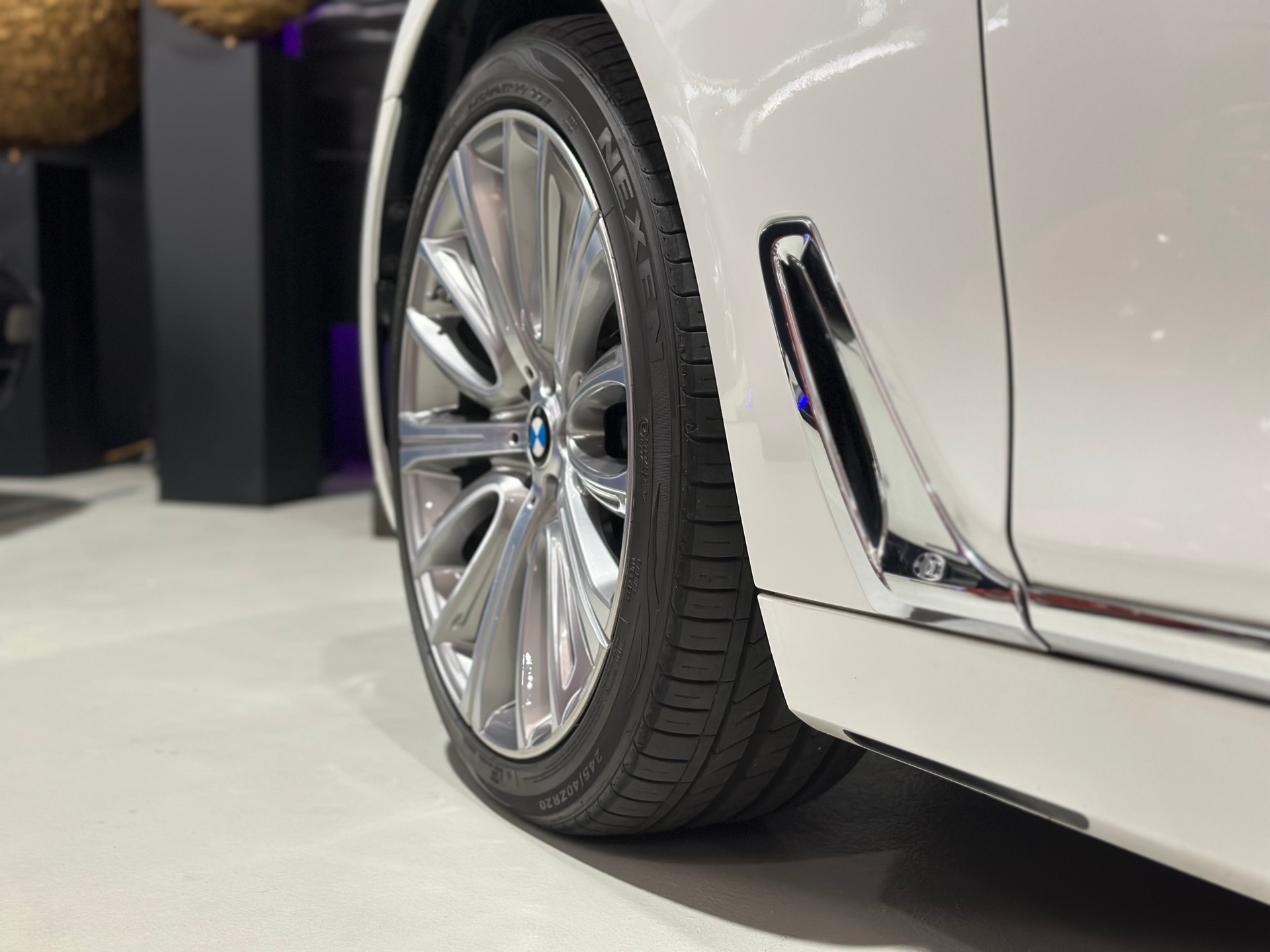 BMW 750i xDrive Steptronic-image-25