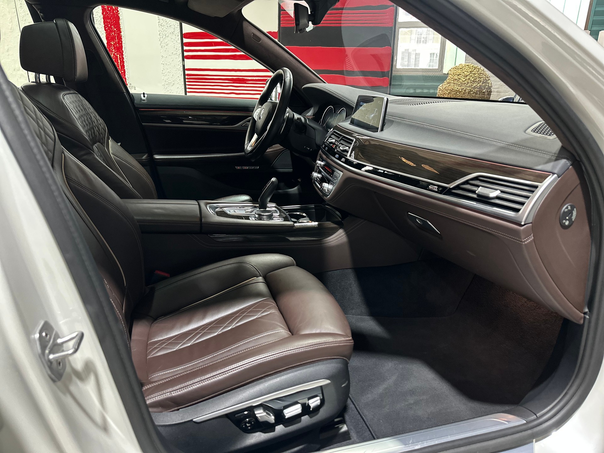 BMW 750i xDrive Steptronic-image-11