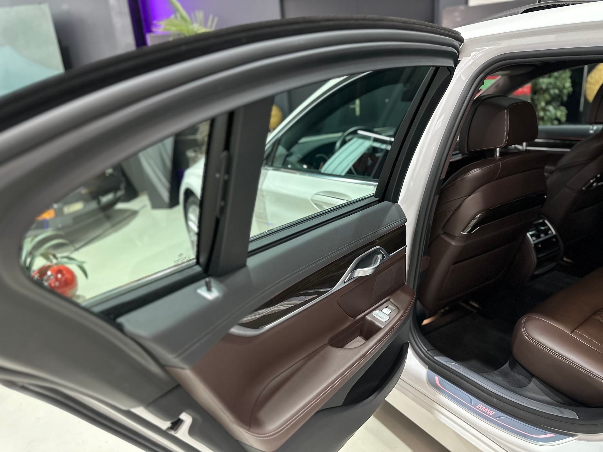 BMW 750i xDrive Steptronic-image-16