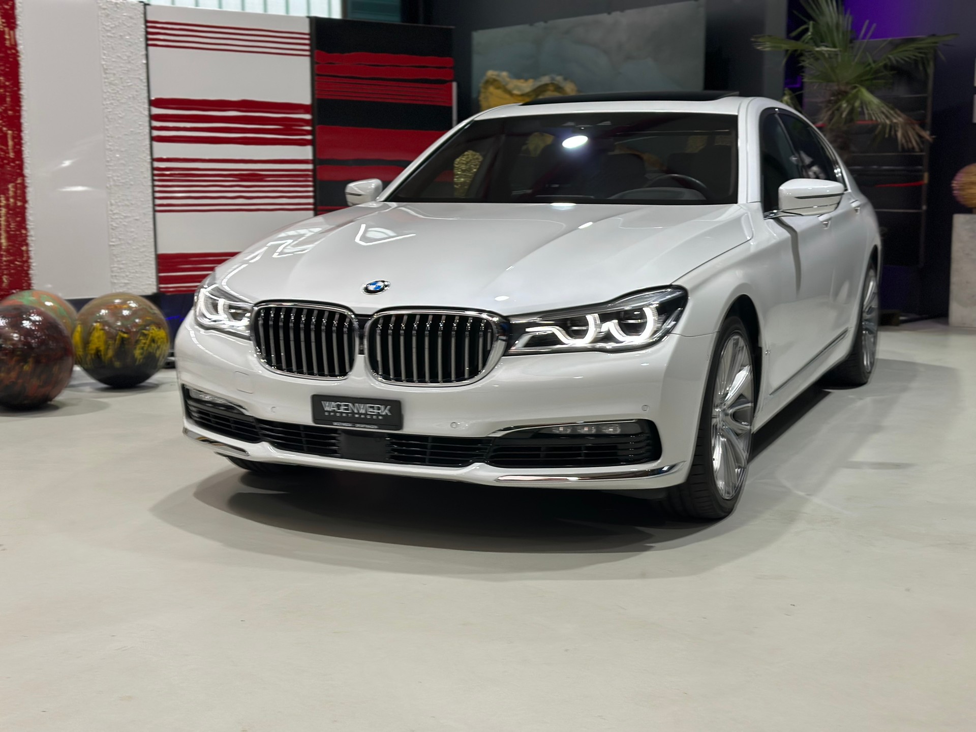 BMW 750i xDrive Steptronic-showroom-element-3