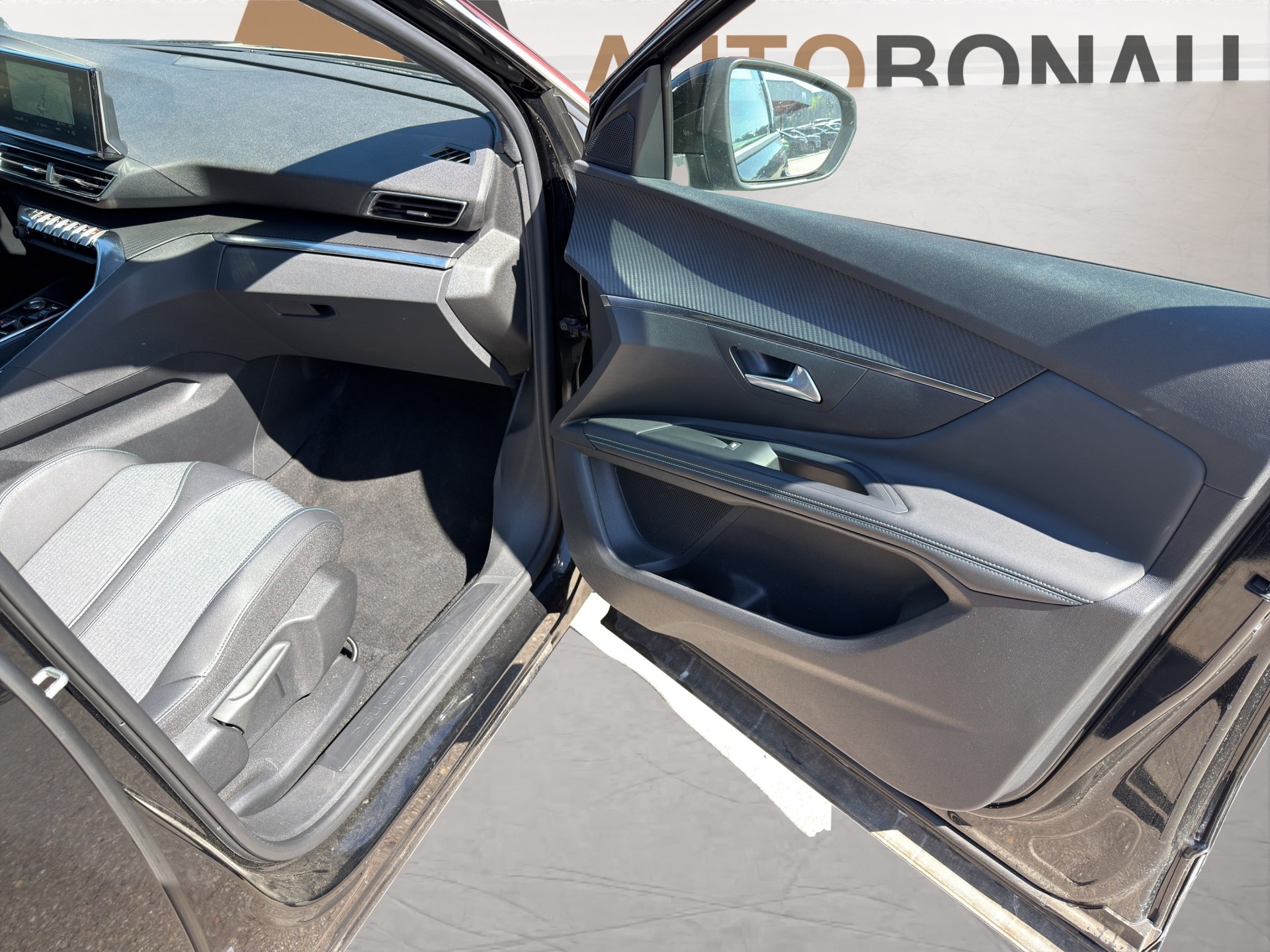 PEUGEOT 3008 1.6 Plug-in Hybrid Allure-image-13