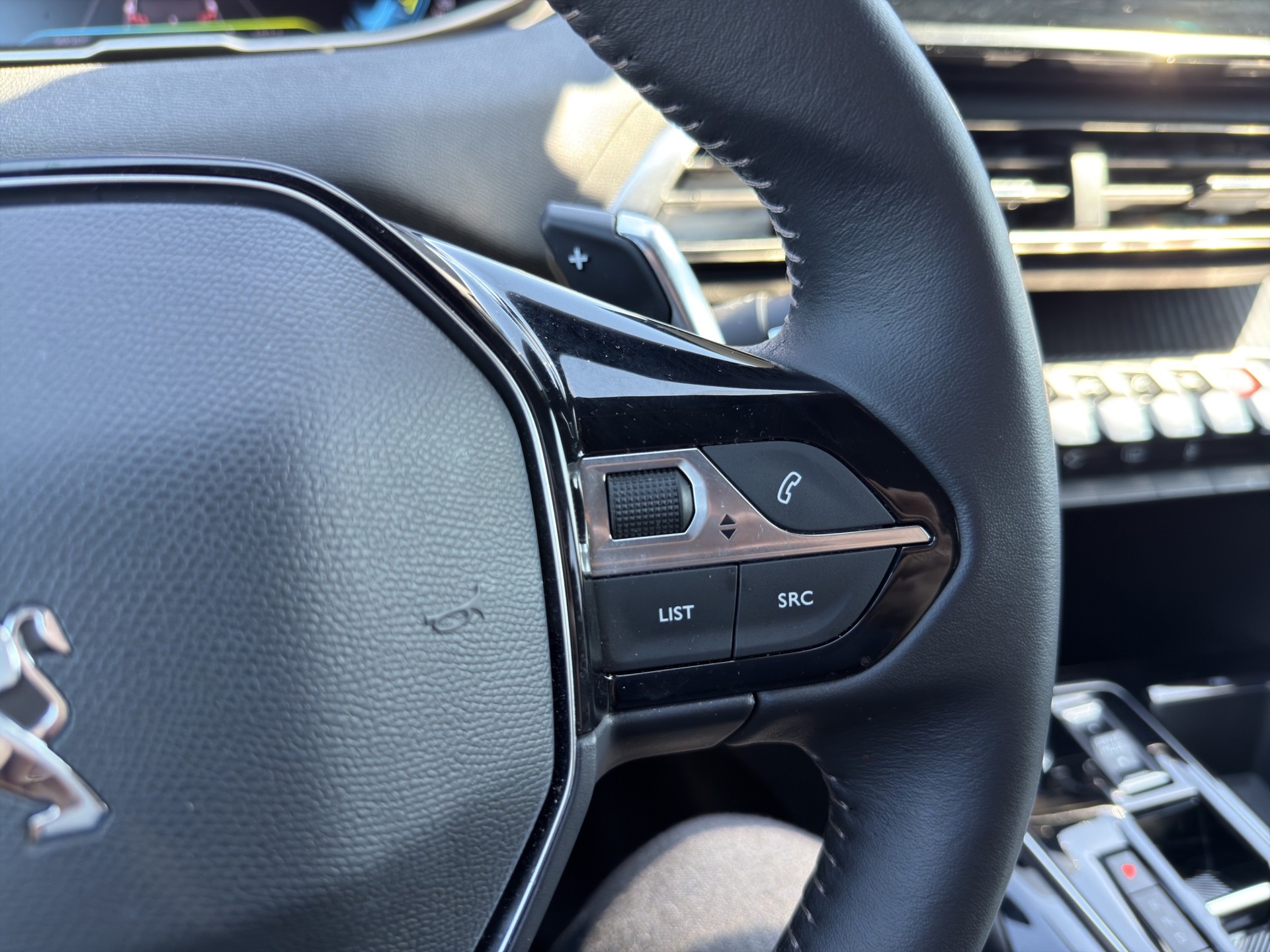 PEUGEOT 3008 1.6 Plug-in Hybrid Allure-image-39
