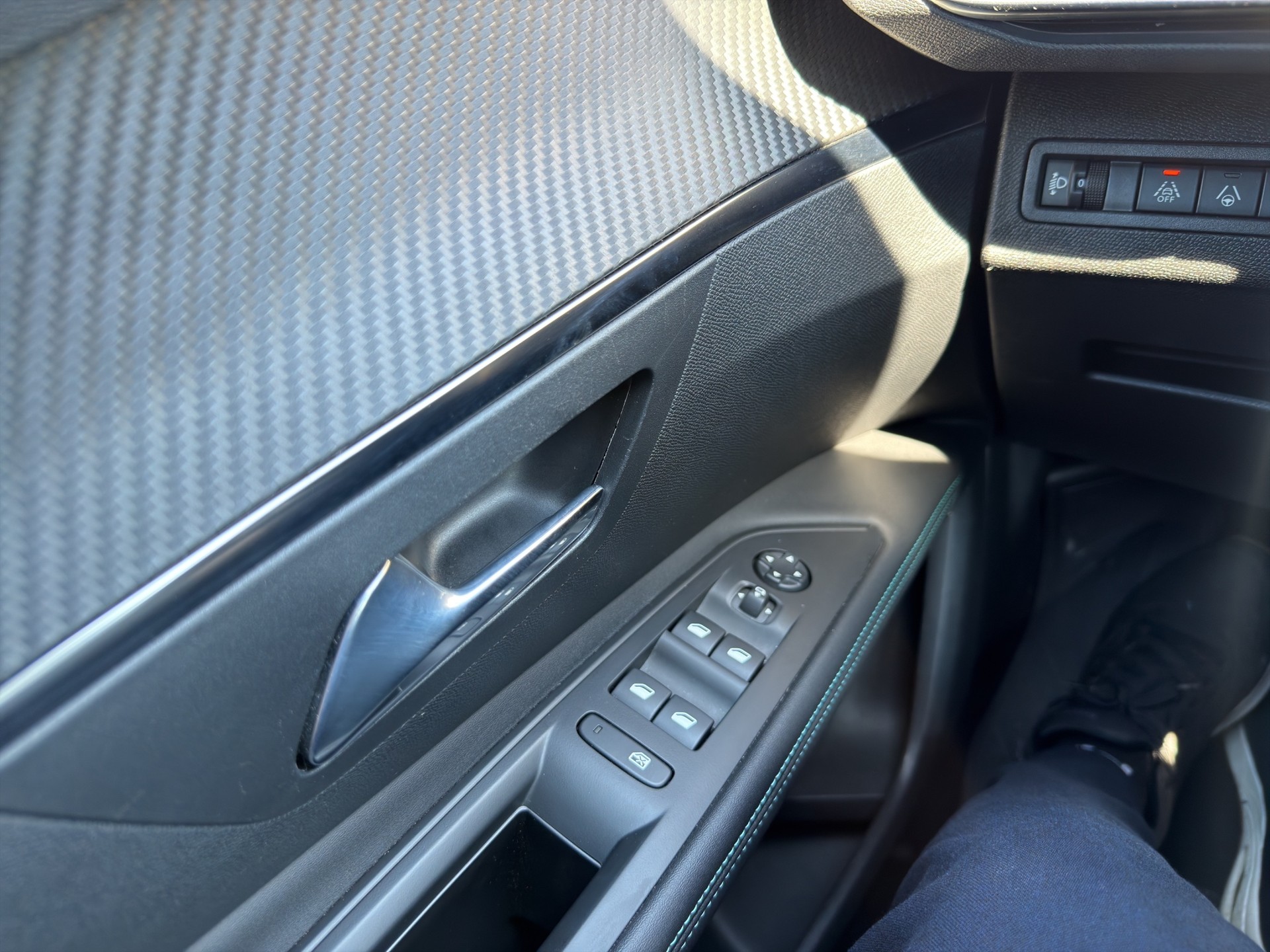 PEUGEOT 3008 1.6 Plug-in Hybrid Allure-image-36