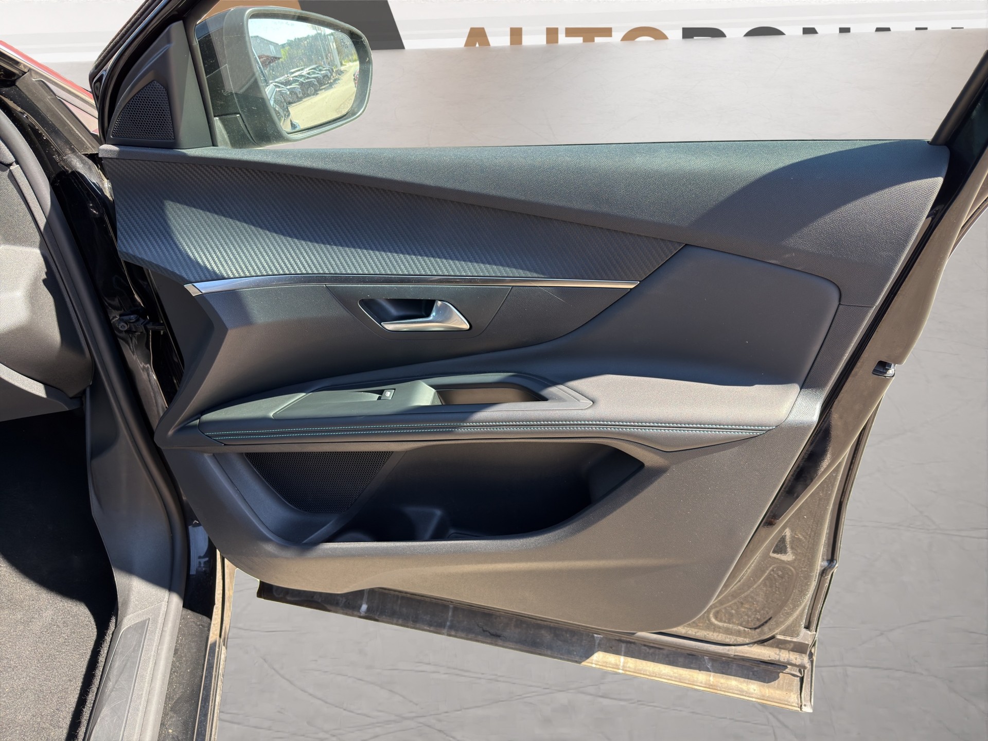 PEUGEOT 3008 1.6 Plug-in Hybrid Allure-image-14