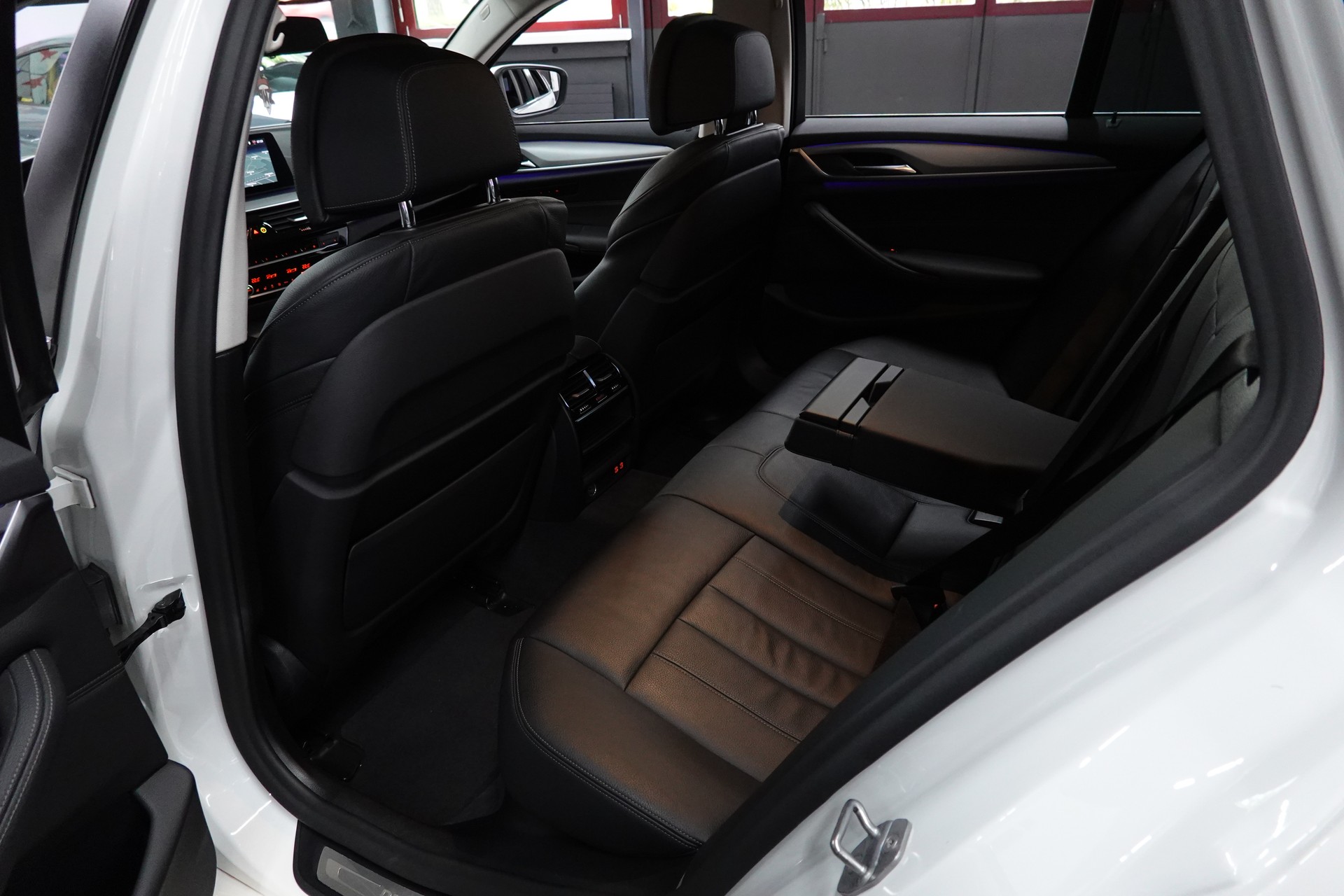 BMW 520d TOURING STEPTRONIC CH-FZ AHL 2000kg-image-33