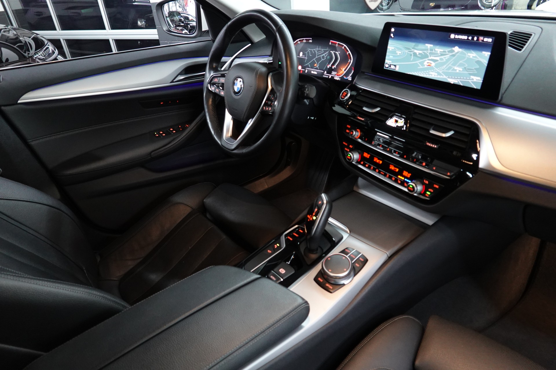 BMW 520d TOURING STEPTRONIC CH-FZ AHL 2000kg-image-39