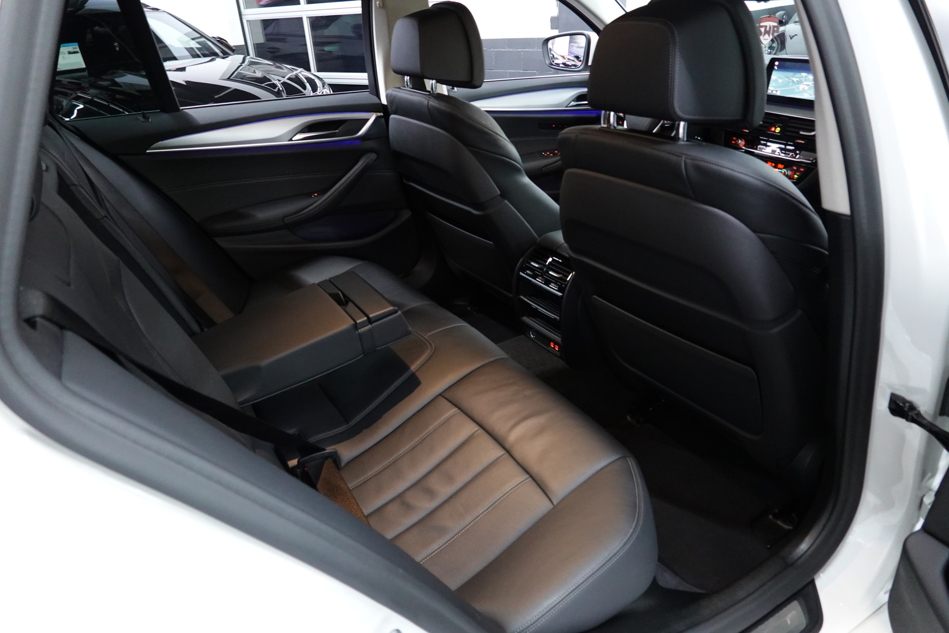 BMW 520d TOURING STEPTRONIC CH-FZ AHL 2000kg-image-37