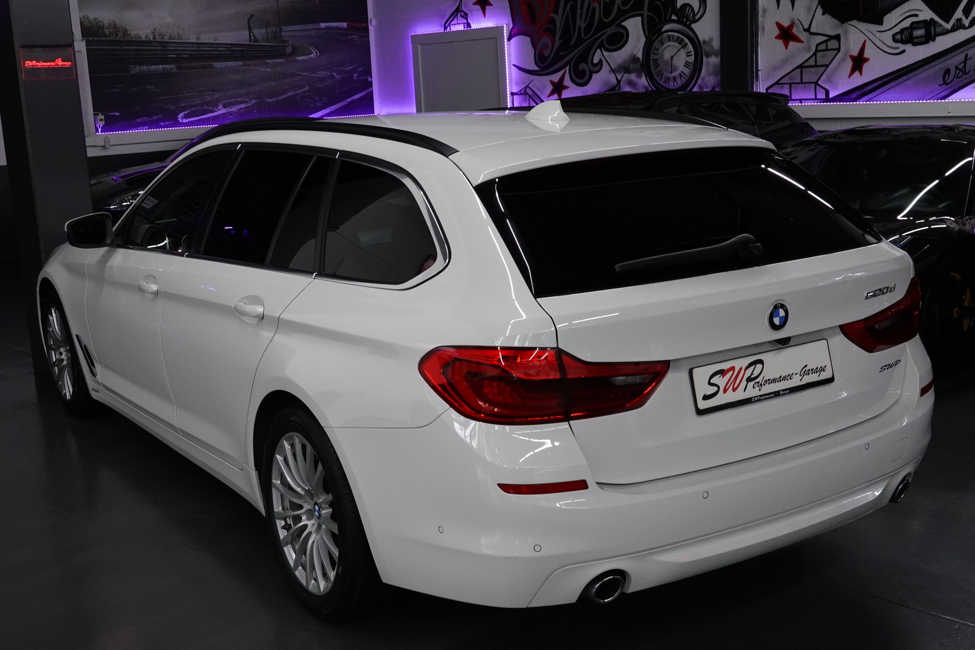 BMW 520d TOURING STEPTRONIC CH-FZ AHL 2000kg-image-10