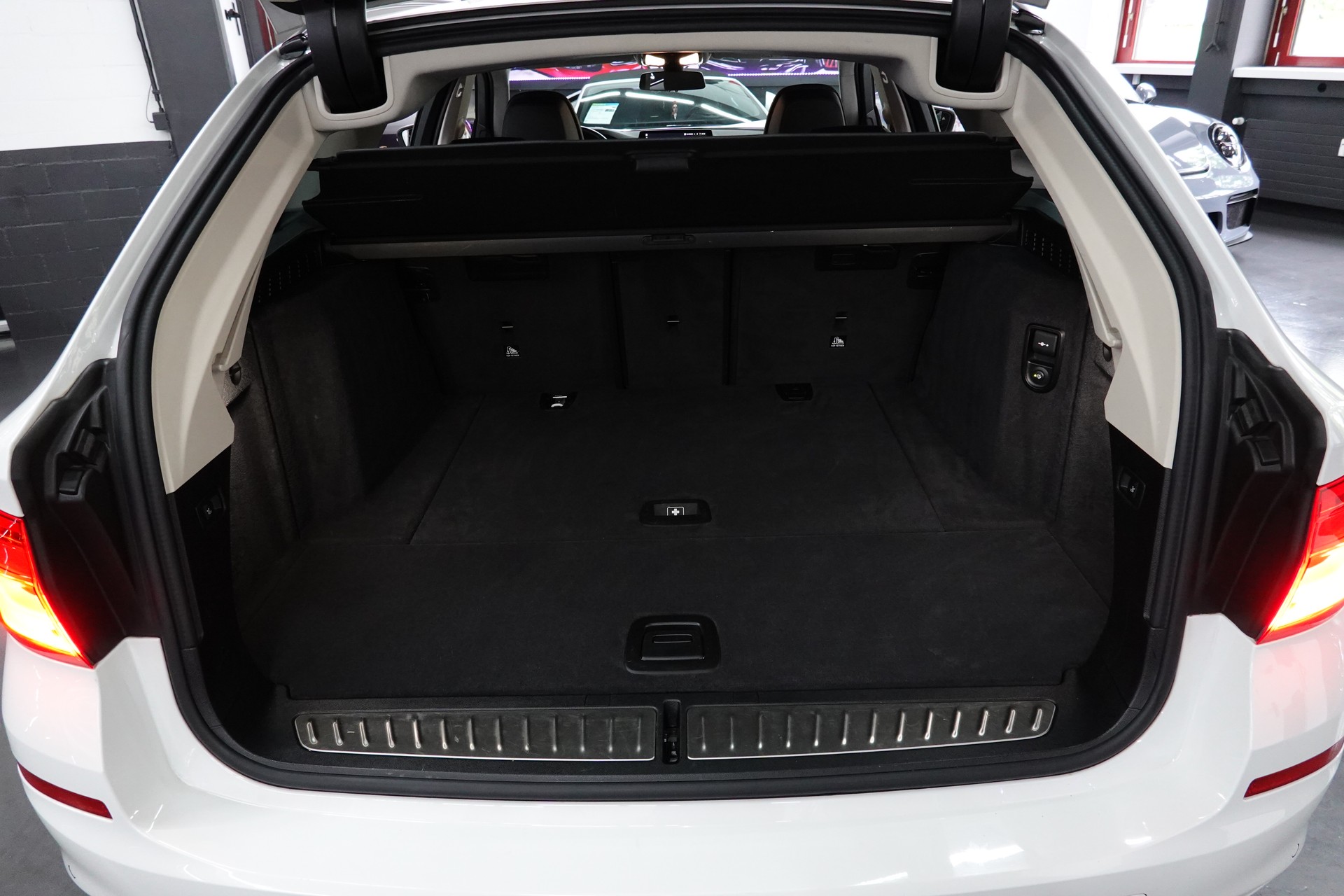 BMW 520d TOURING STEPTRONIC CH-FZ AHL 2000kg-image-35